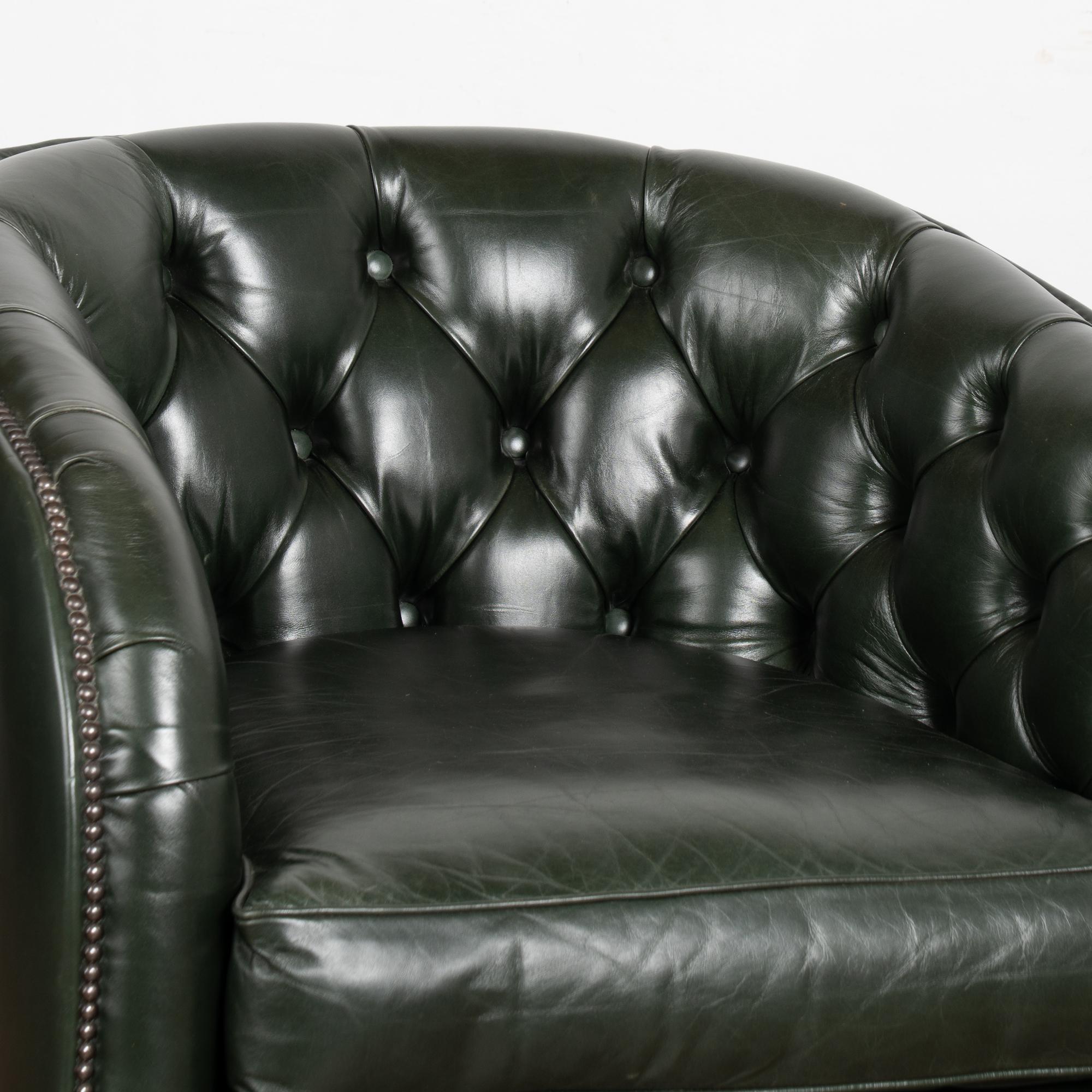 Autentiche sedie da club in pelle verde Chesterfield del XX secolo con marchio del produttore in vendita 1