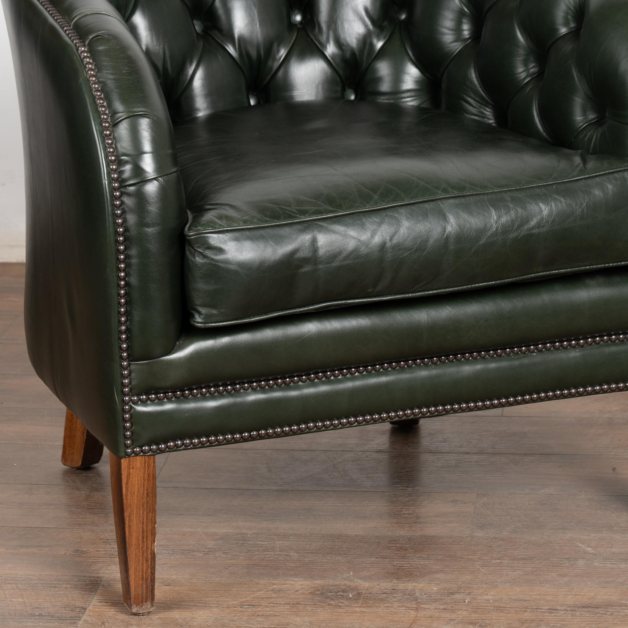 Autentiche sedie da club in pelle verde Chesterfield del XX secolo con marchio del produttore in vendita 4