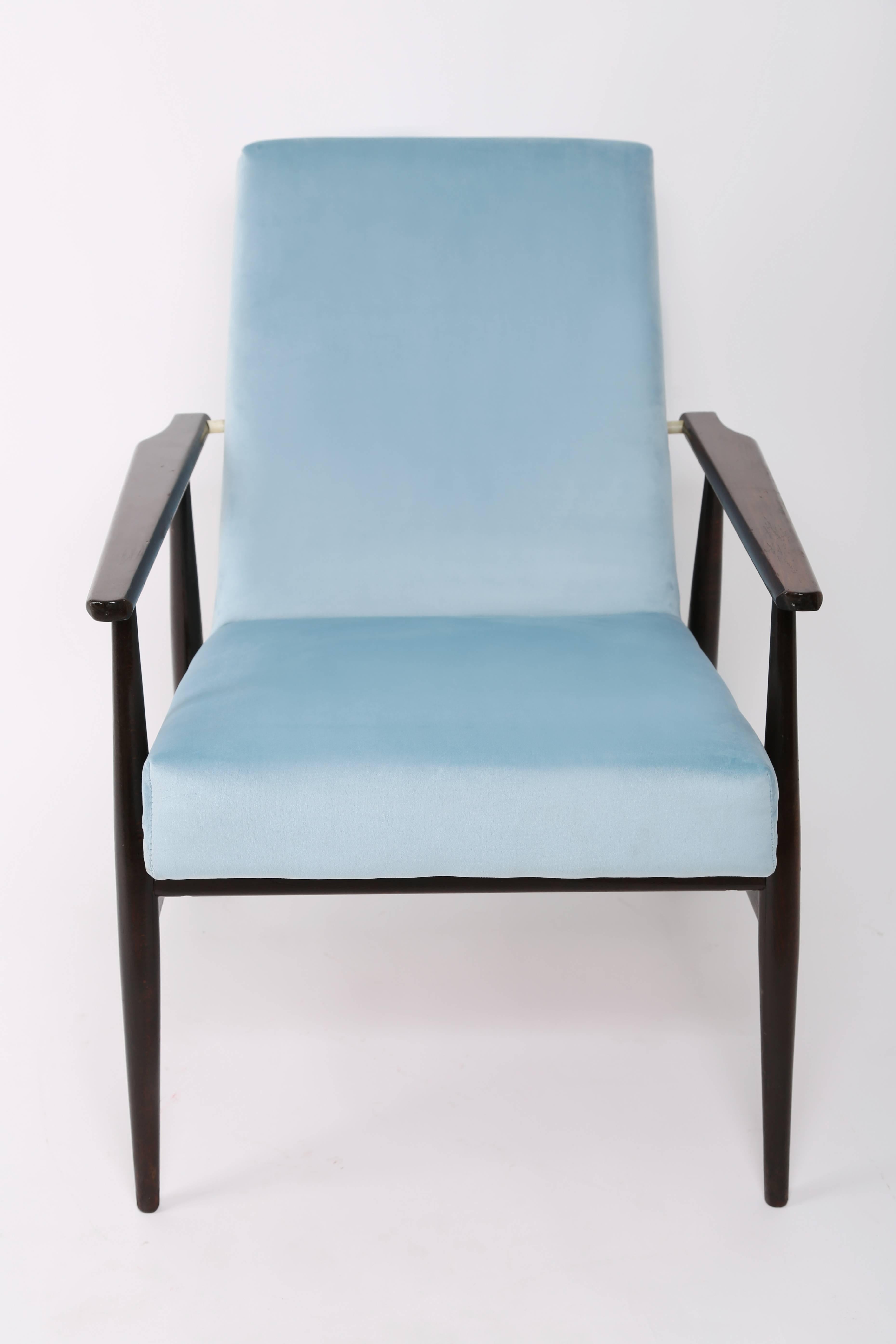 Un beau fauteuil restauré, conçu par Henryk Lis. Meubles après une rénovation complète de la menuiserie et de la tapisserie. Le tissu, qui est recouvert d'un dossier et d'une assise, est un revêtement en velours de haute qualité. Le fauteuil sera