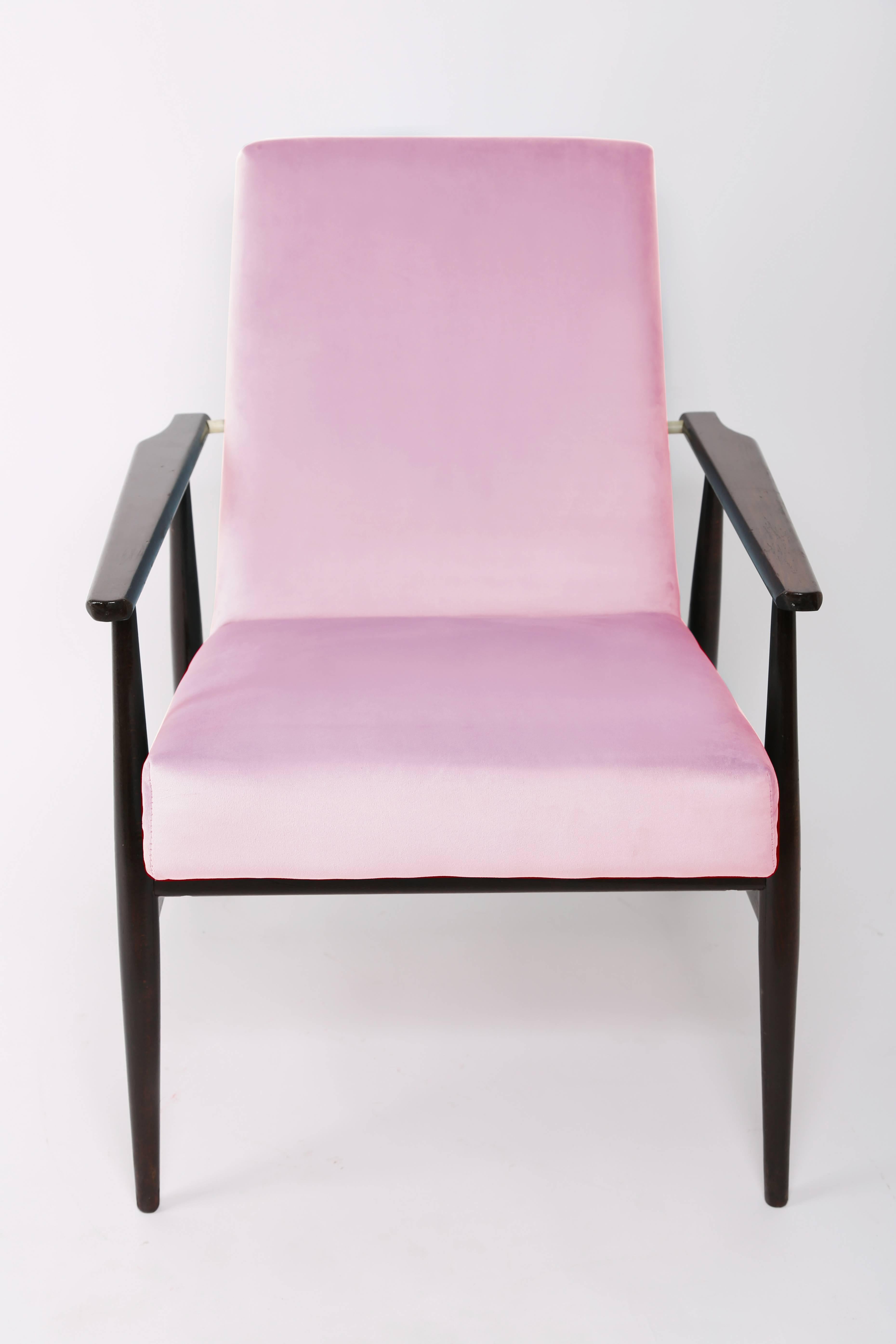 Un beau fauteuil restauré, conçu par Henryk Lis. Meubles après une rénovation complète de la menuiserie et de la tapisserie. Le tissu, qui recouvre un dossier et une assise, est un revêtement en velours de haute qualité. Le fauteuil sera parfait
