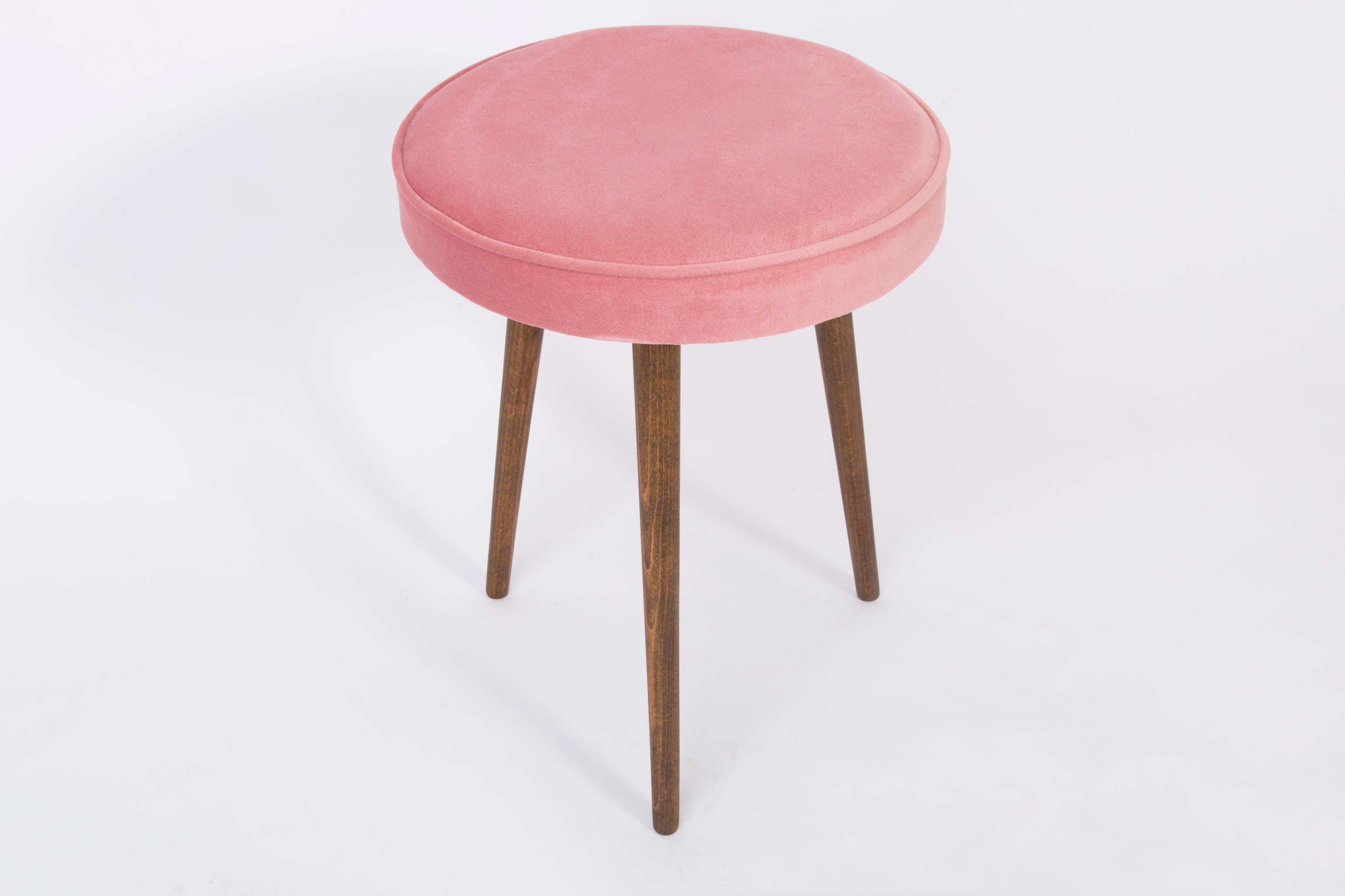 Sgabello risalente al periodo a cavallo tra gli anni '60 e '70. Bellissima tappezzeria rosa baby. Lo sgabello è composto da una parte imbottita, una seduta e gambe in legno che si restringono verso il basso, caratteristiche dello stile anni '60.