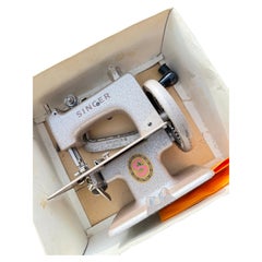 20. Jahrhundert Baby Singer Nähmaschine in Originalverpackung in funktionierendem Zustand