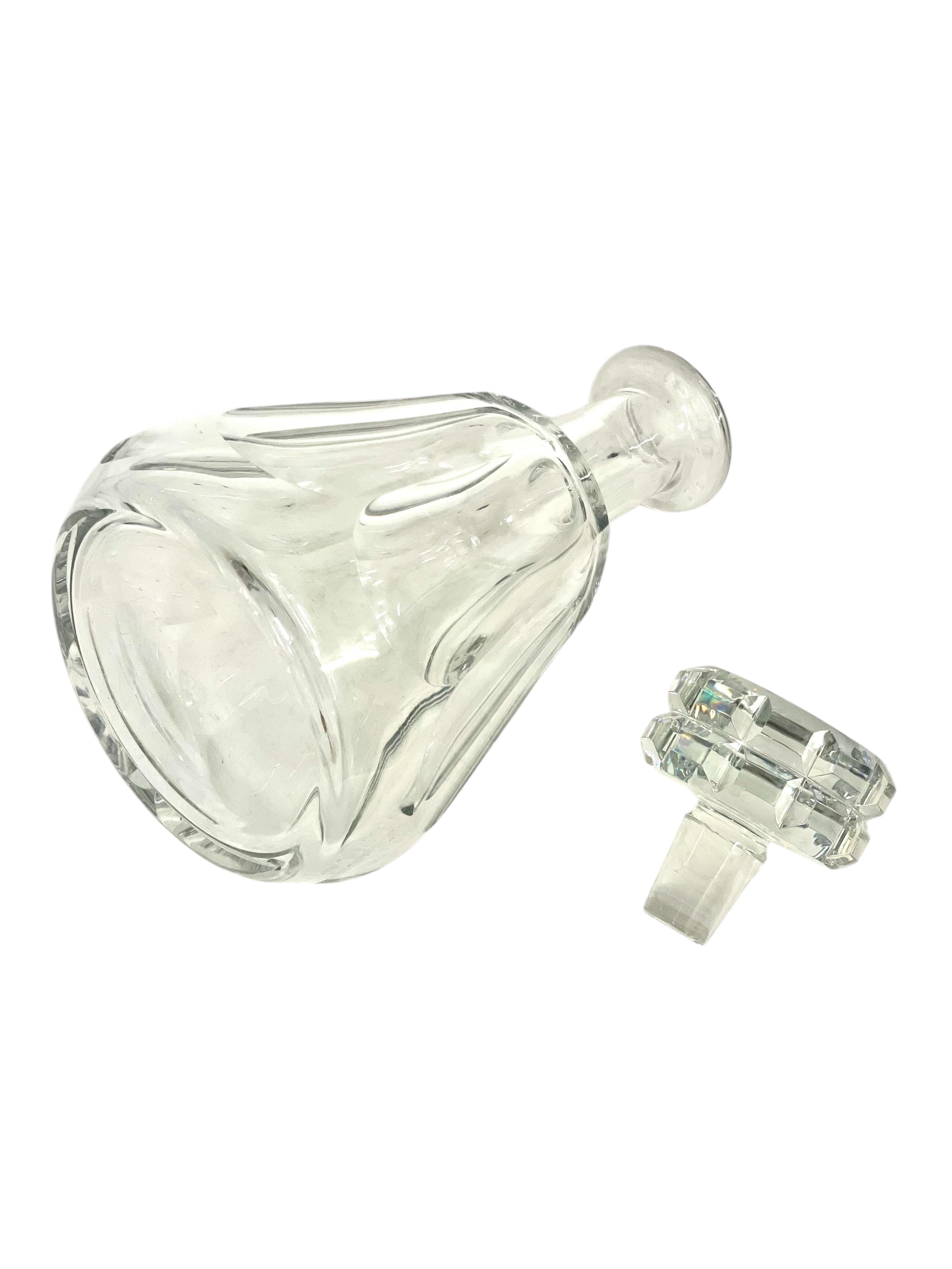 Decantador de cristal de Baccarat con tapón facetado, Siglo XX en venta 5