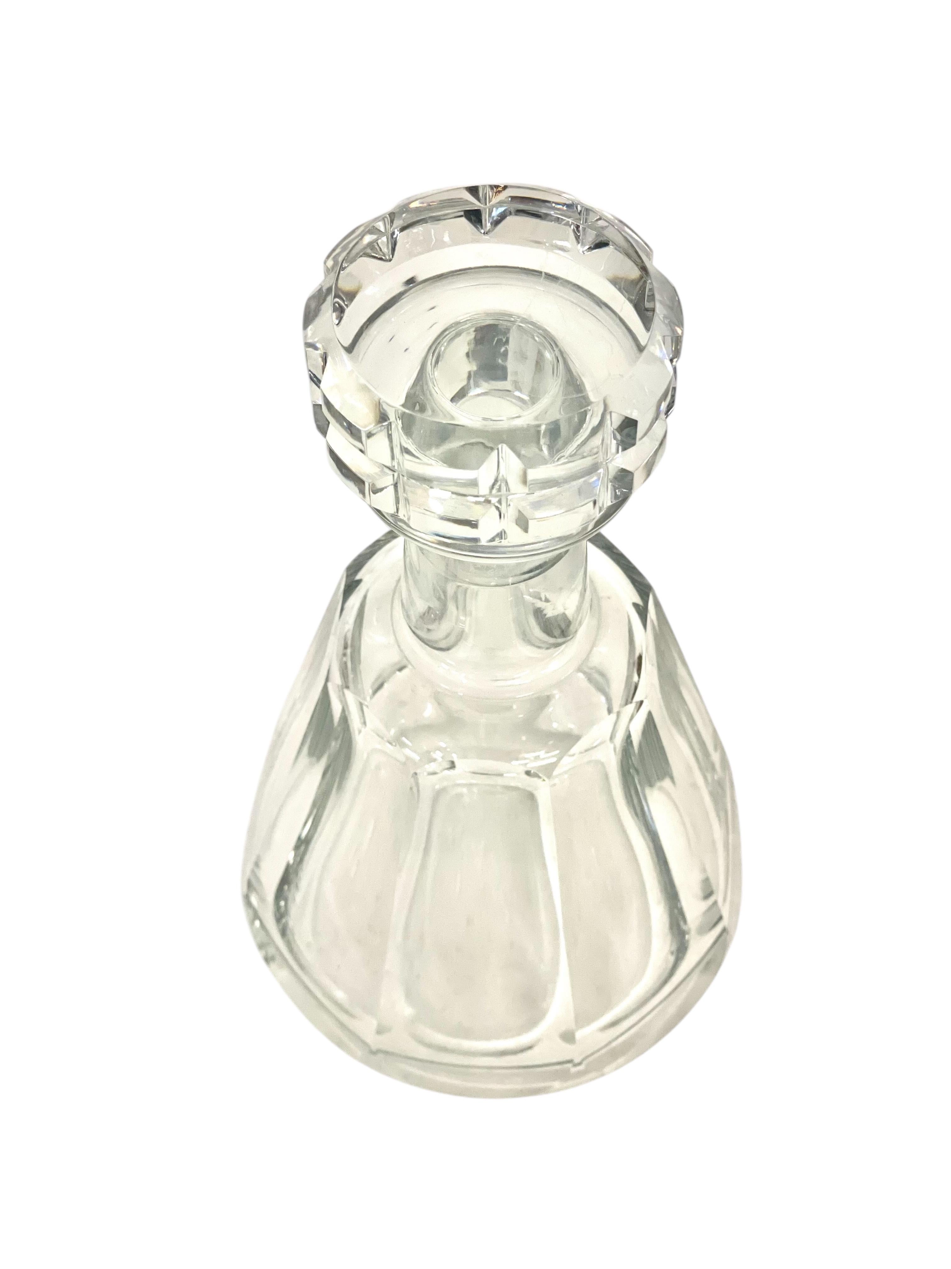 Decantador de cristal de Baccarat con tapón facetado, Siglo XX en venta 6