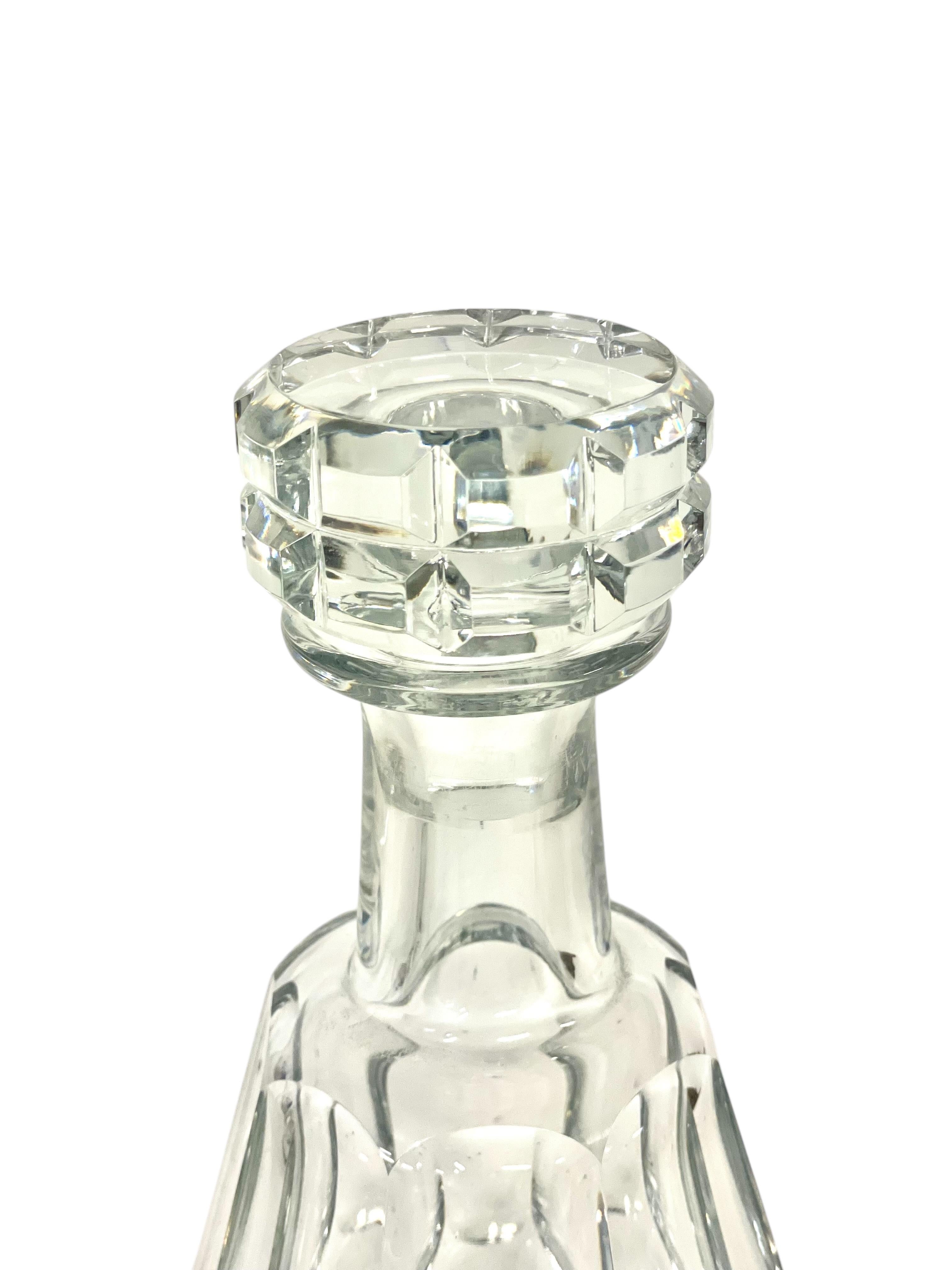 Decantador de cristal de Baccarat con tapón facetado, Siglo XX en Bueno estado para la venta en LA CIOTAT, FR