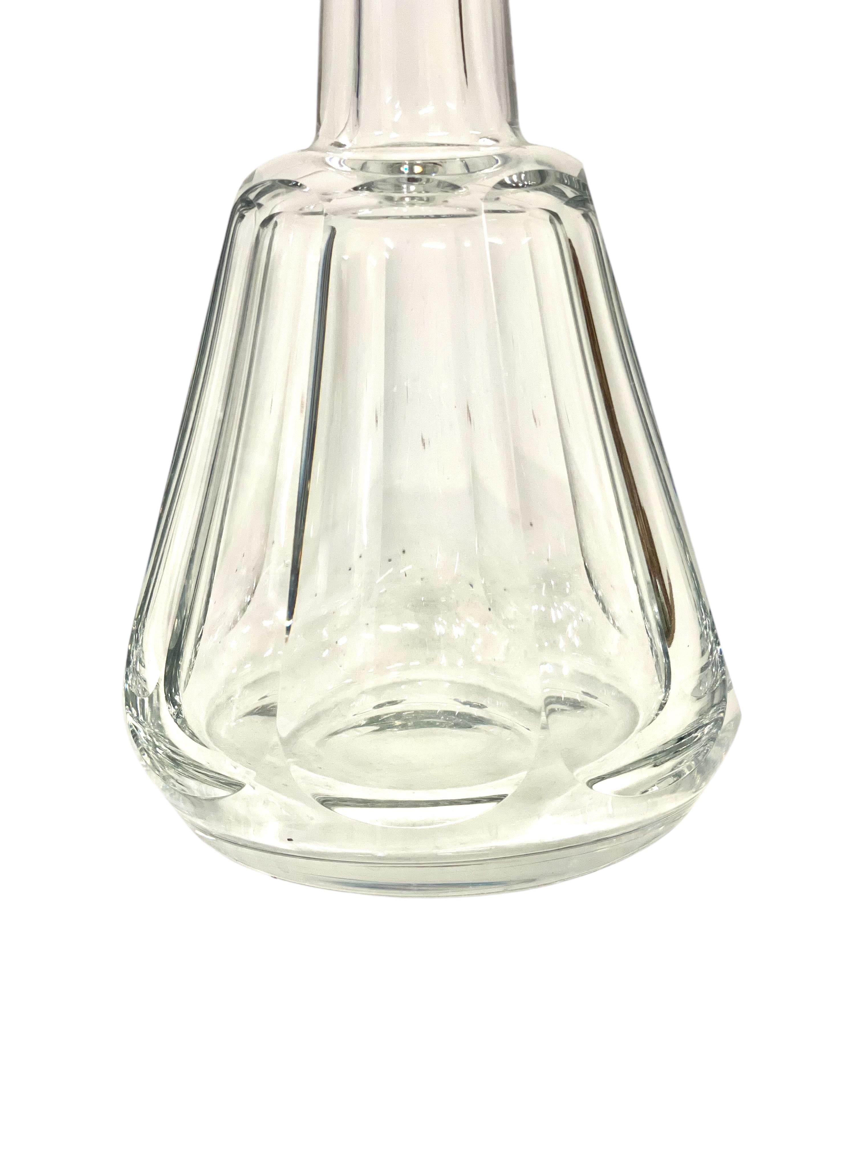 Decantador de cristal de Baccarat con tapón facetado, Siglo XX siglo XX en venta