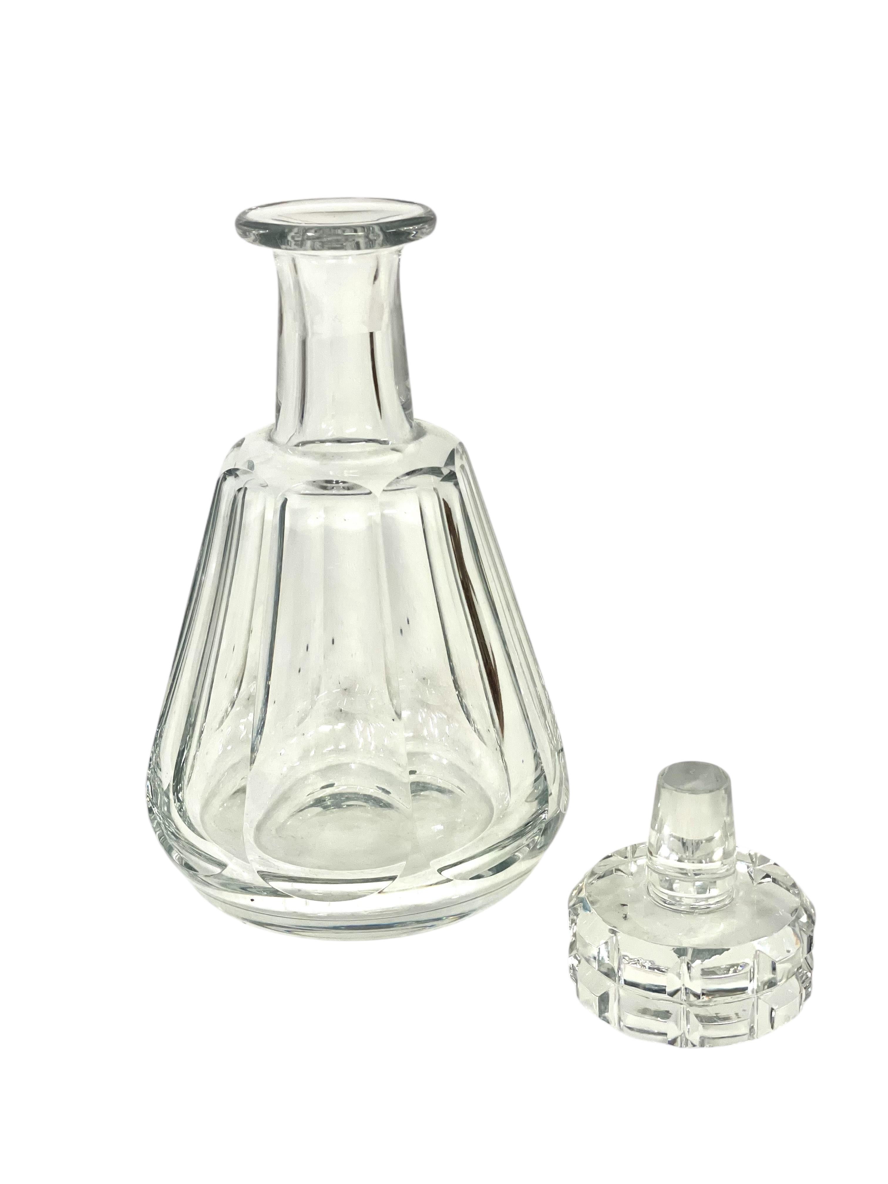 Decantador de cristal de Baccarat con tapón facetado, Siglo XX Cristal en venta