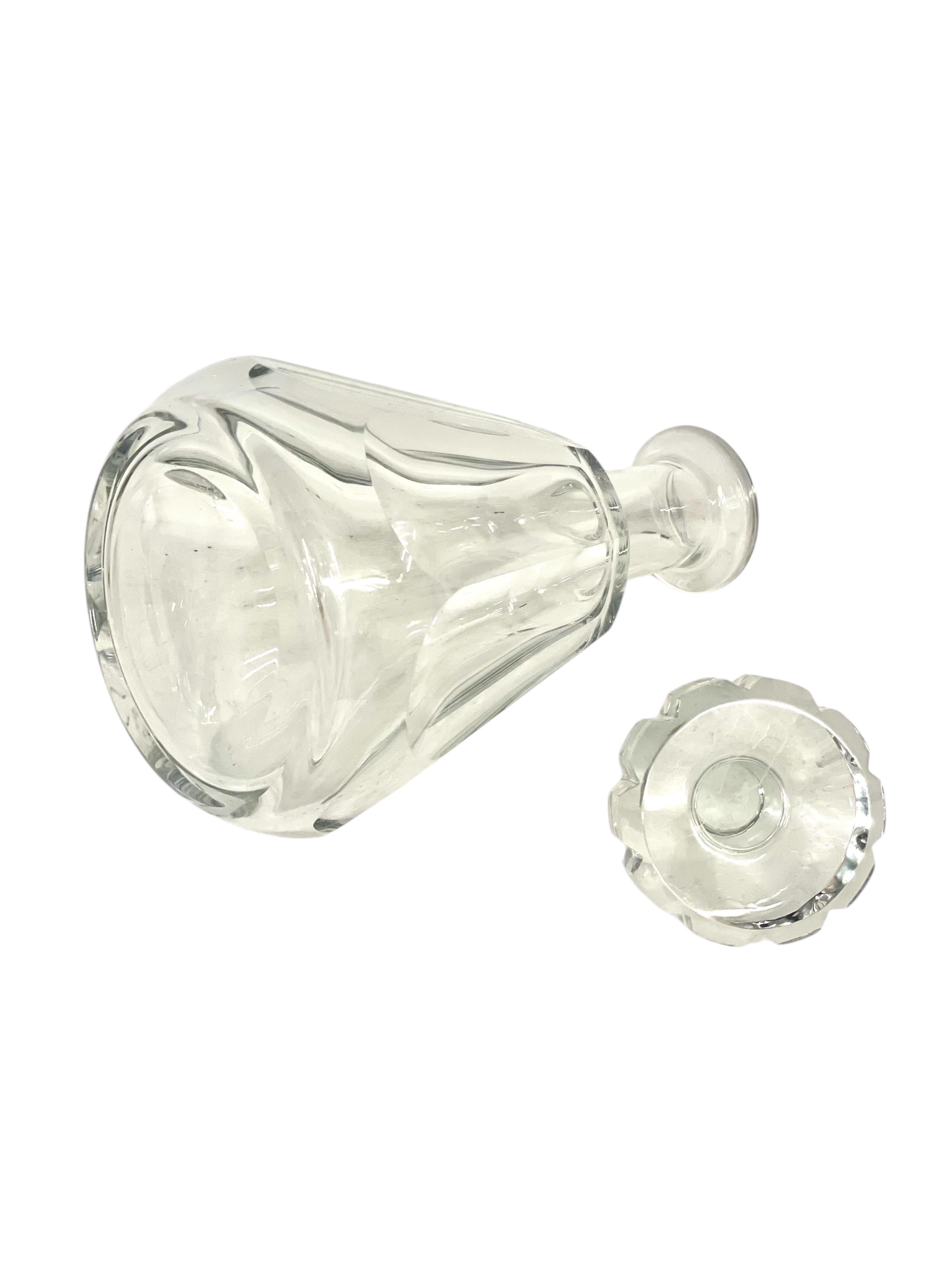 Decantador de cristal de Baccarat con tapón facetado, Siglo XX en venta 1