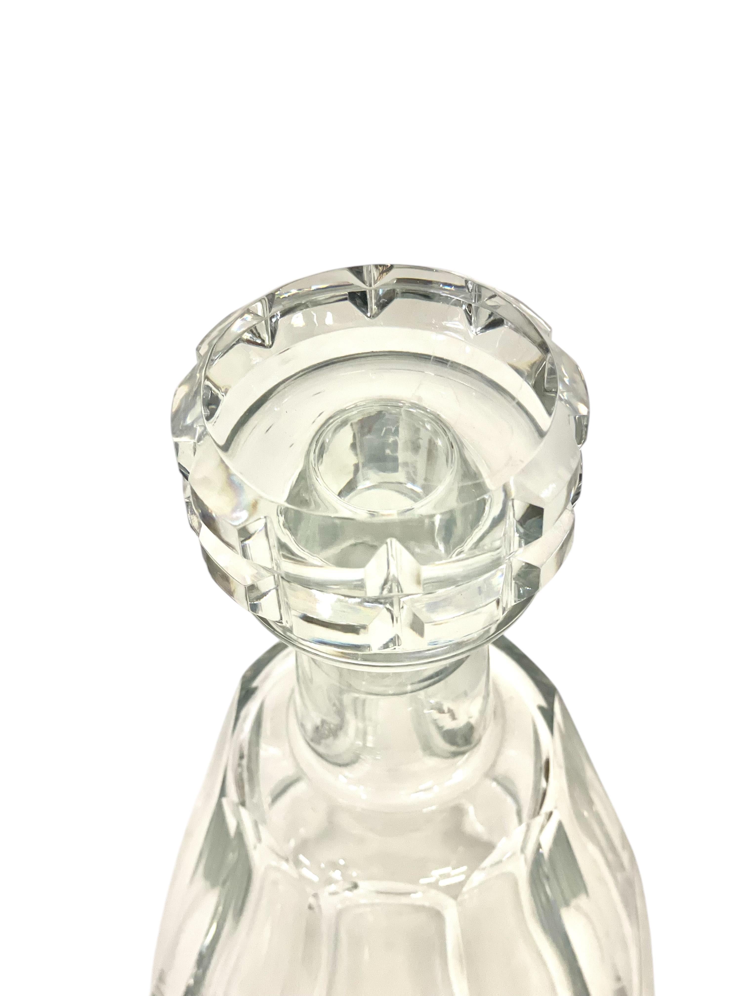Decantador de cristal de Baccarat con tapón facetado, Siglo XX en venta 2