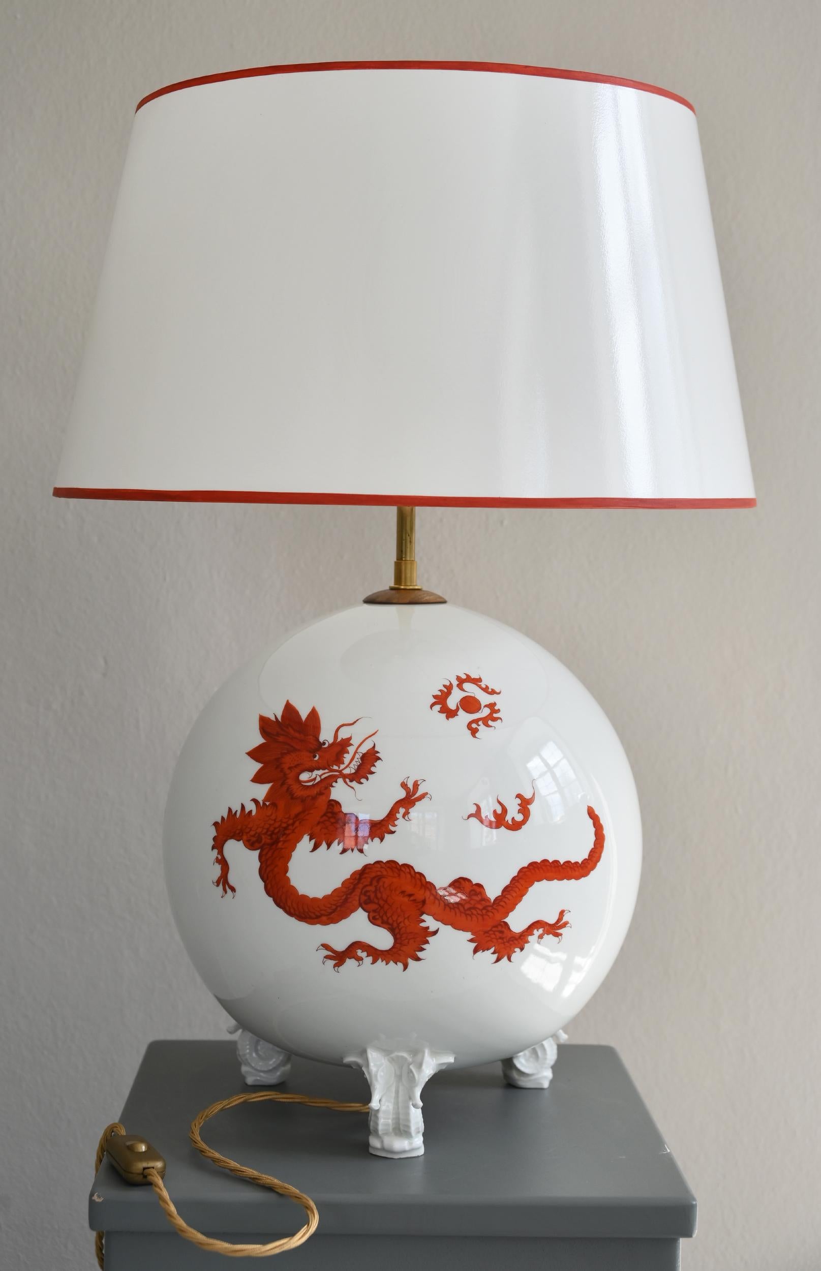 Seltene Kugellampe aus der Meissener Porzellanmanufaktur.
Seit der Gründung des Meissener Porzellanunternehmens im Jahr 1710 steht das Meissener Porzellan für hochwertiges Porzellan und außergewöhnliche Handwerkskunst. Diese kugelförmige Vase ist