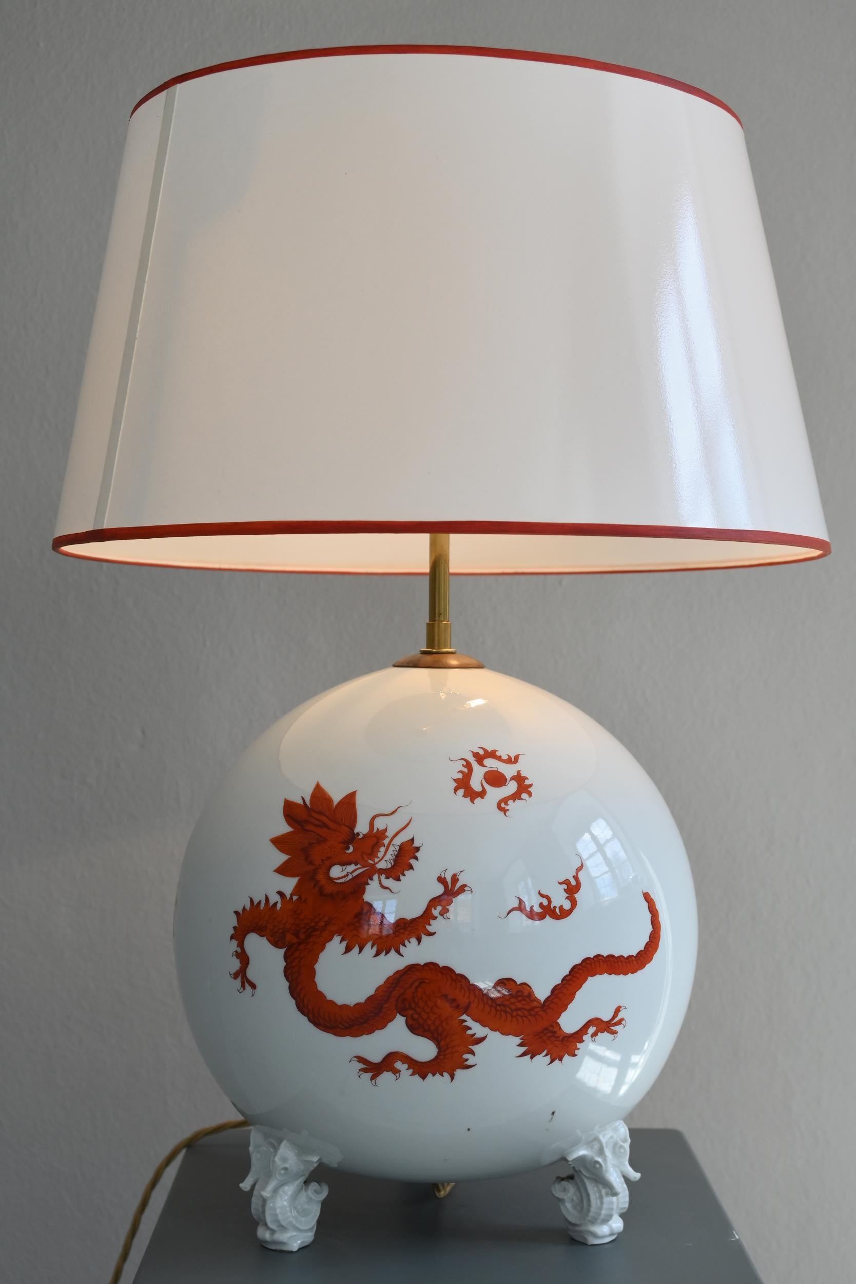 Meissener Porzellan-Kugellampe des 20. Jahrhunderts, Mingdragon mit orangefarbenen Füßen, 20 (Mitte des 20. Jahrhunderts)