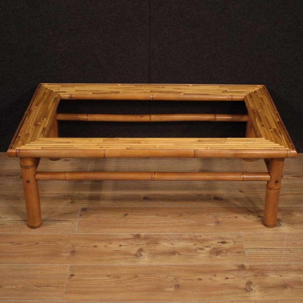 Italian design coffee table from the 1970s-1980s. Furniture in bamboo and exotic wood of beautiful lines and pleasant decor. Ideal table to be placed in a living room, of good size and service. Top missing glass (see photo). Furniture for antique