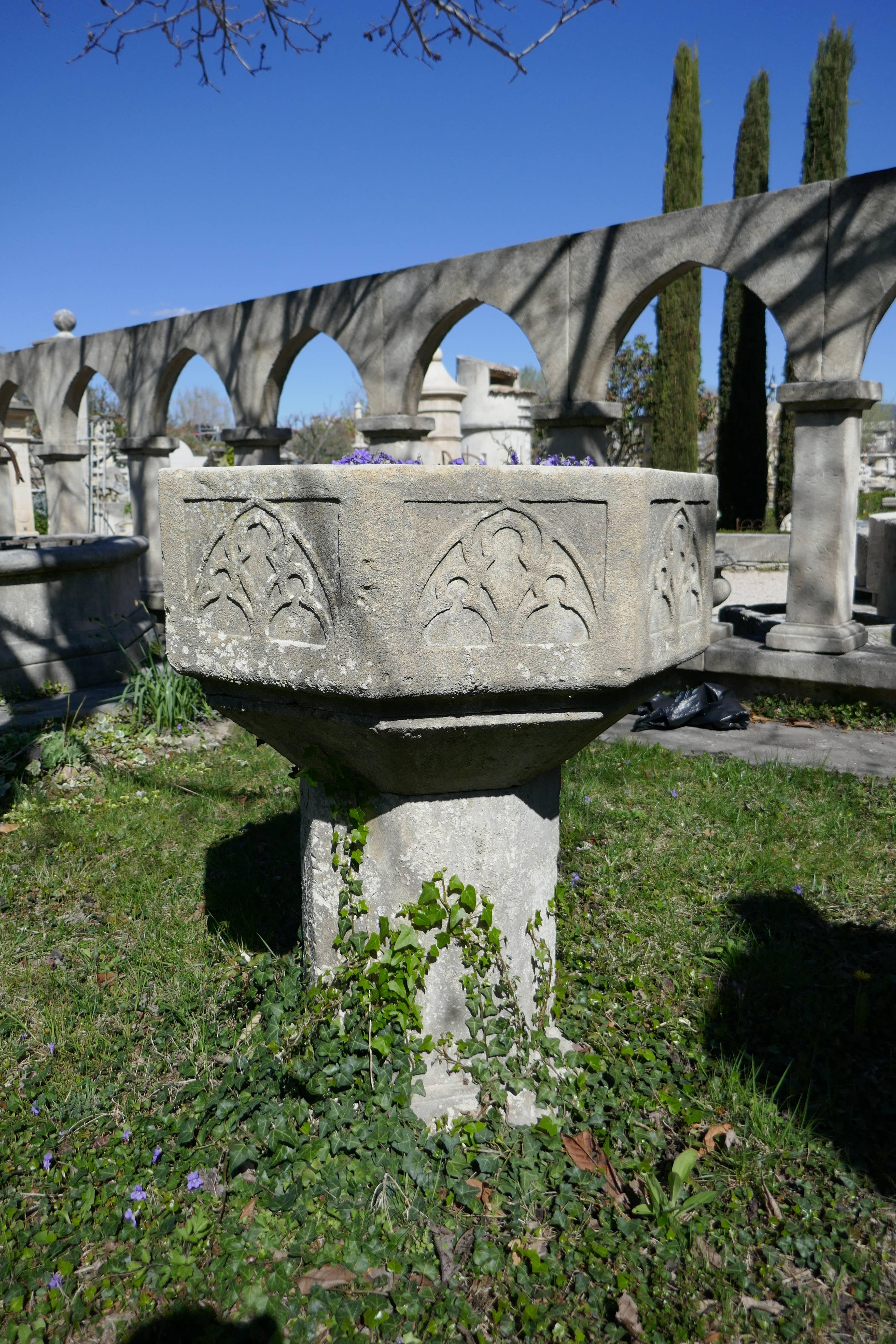 20th Century Baptistery Hand-Carved in Natural French Limestone, Provence In Good Condition For Sale In Isle sur la Sorgue, FR