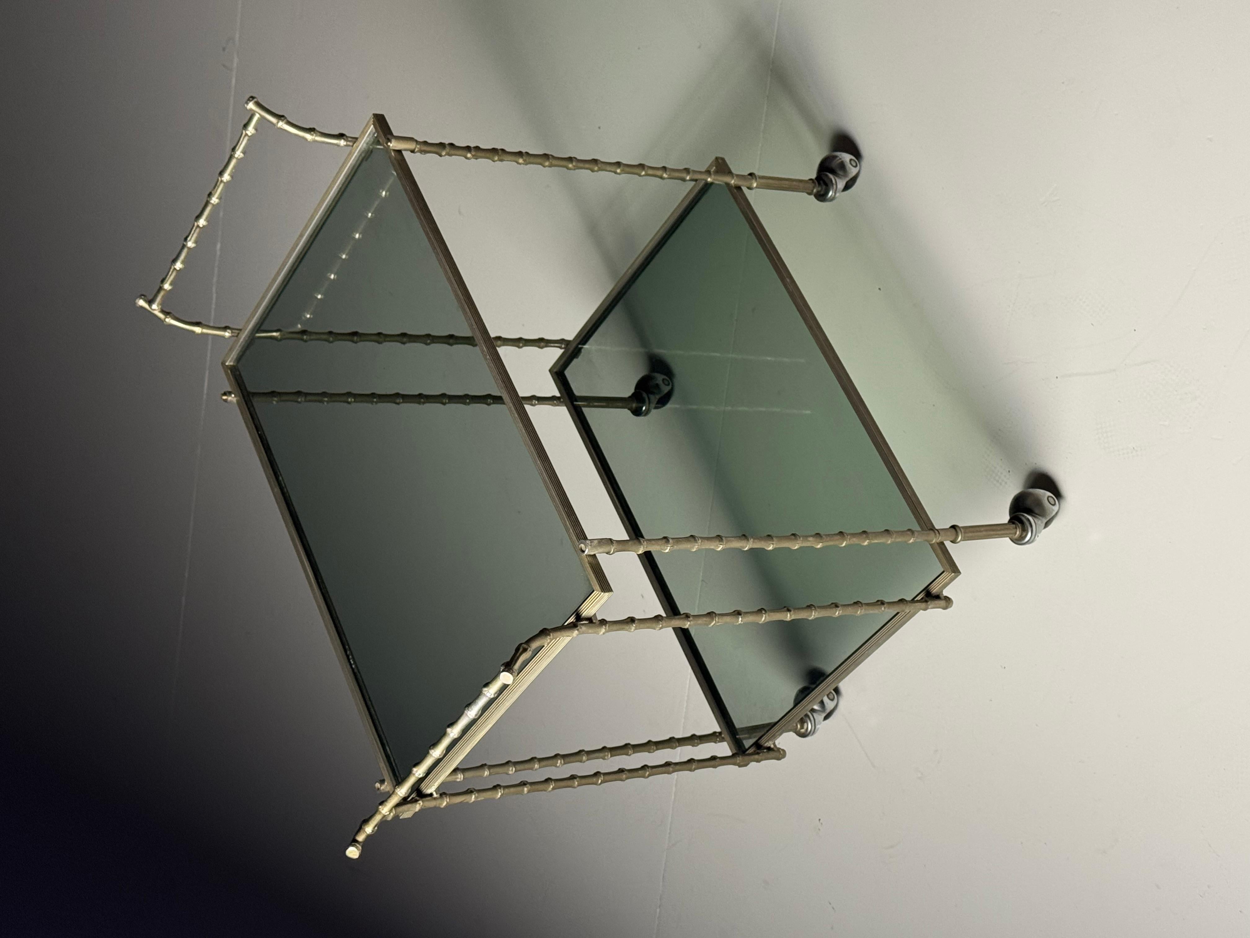 Carrito de bar del siglo XX, imitación de bambú

Carro de servicio, Francia, 1960
Marco con motivo de bambú sintético. Con dos estantes de cristal. En buen estado, sólo ligeras señales de desgaste acordes con la edad.

Dimensiones: 68H x 61W x 38D