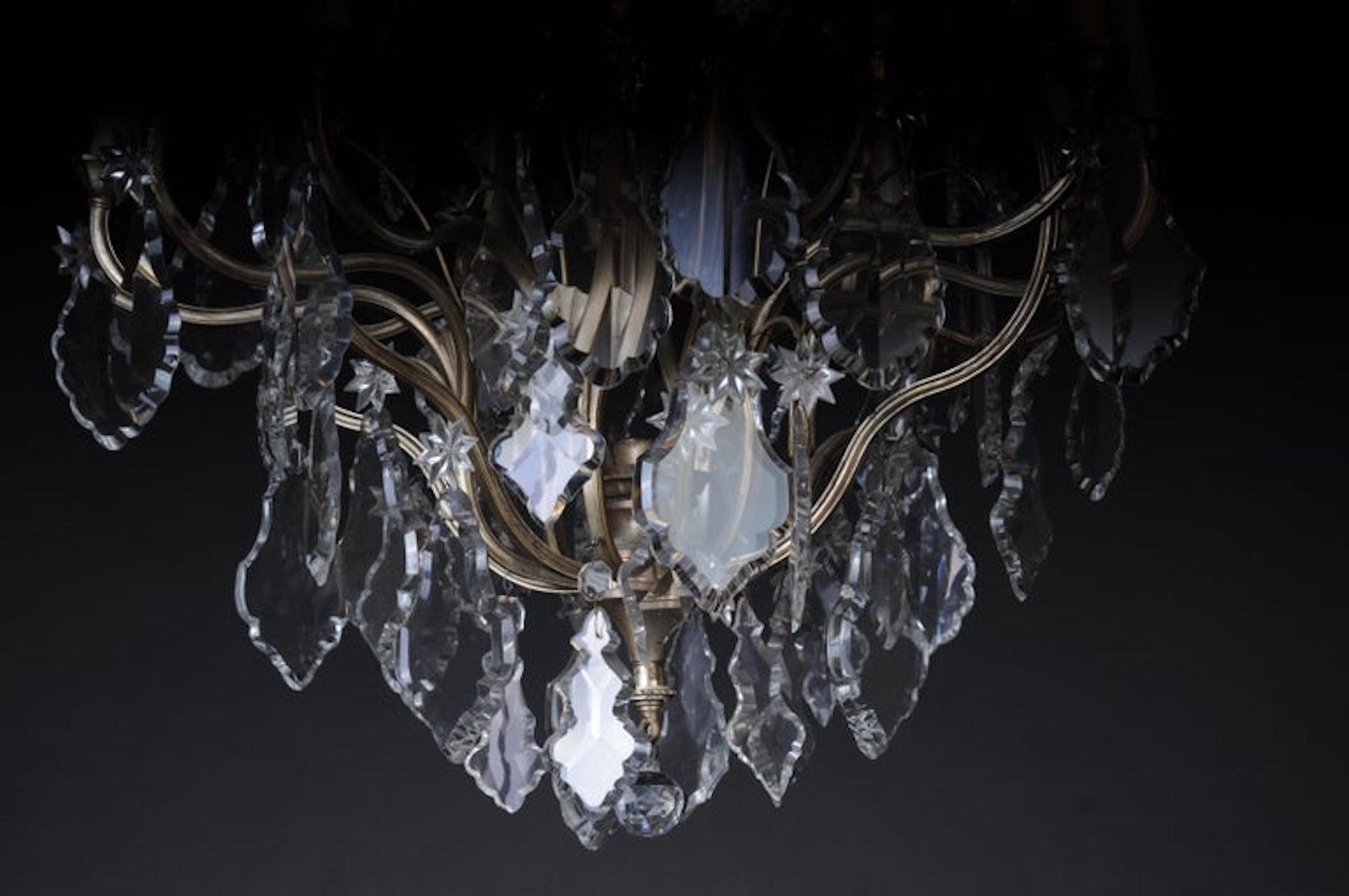 Lampadario barocco in cristallo del XX secolo, argento, circa 1920
Bellissimo lampadario barocco, corpo in ottone argentato. 13 luci. Prismi di cristallo smerigliato. Elettrificato e testato.
Classica forma francese. Estremamente decorativo.