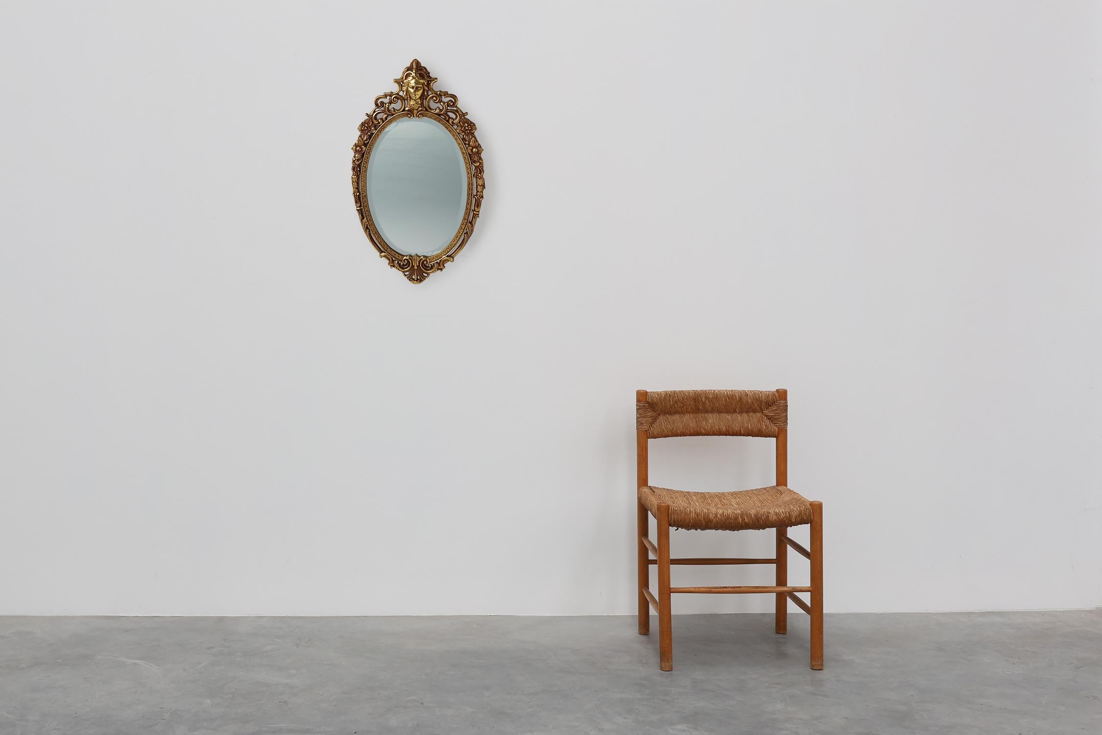 France / 1950 /  Miroir / métal / Baroque / Louis XV

Un miroir français richement orné des années 1950, fabriqué en métal moulé et fini dans un ton doré élégant rappelant les traditions baroque et Louis XV. Le cadre ovale est orné de feuilles