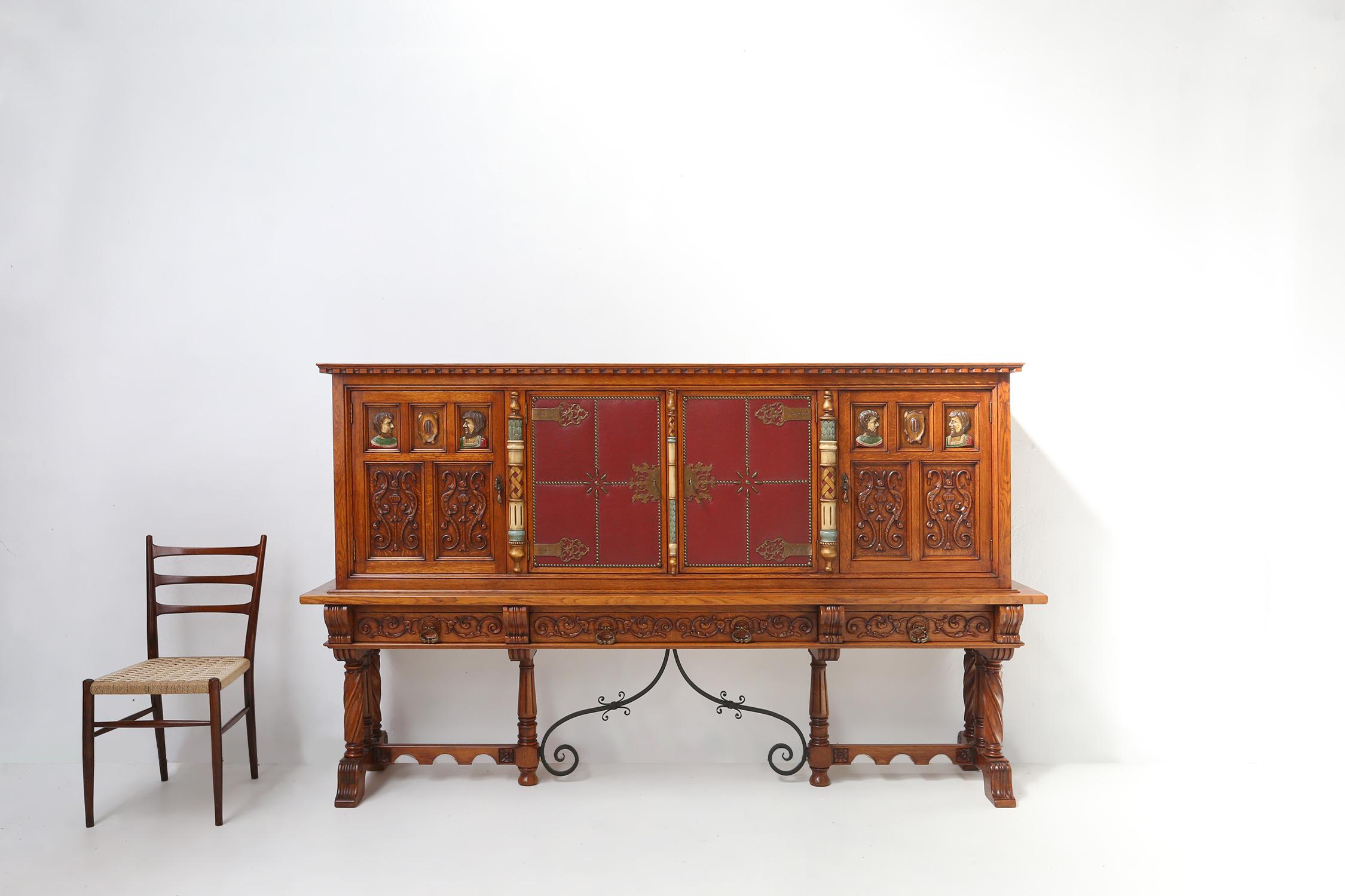 Spagna / 1950 / credenza / oak, pelle, rame / barocco / metà secolo

Una grande credenza spagnola della metà del secolo scorso, riccamente decorata, in rovere con dettagli in pelle rossa e rame e barella in metallo. Con 4 ante e 3 cassetti (uno