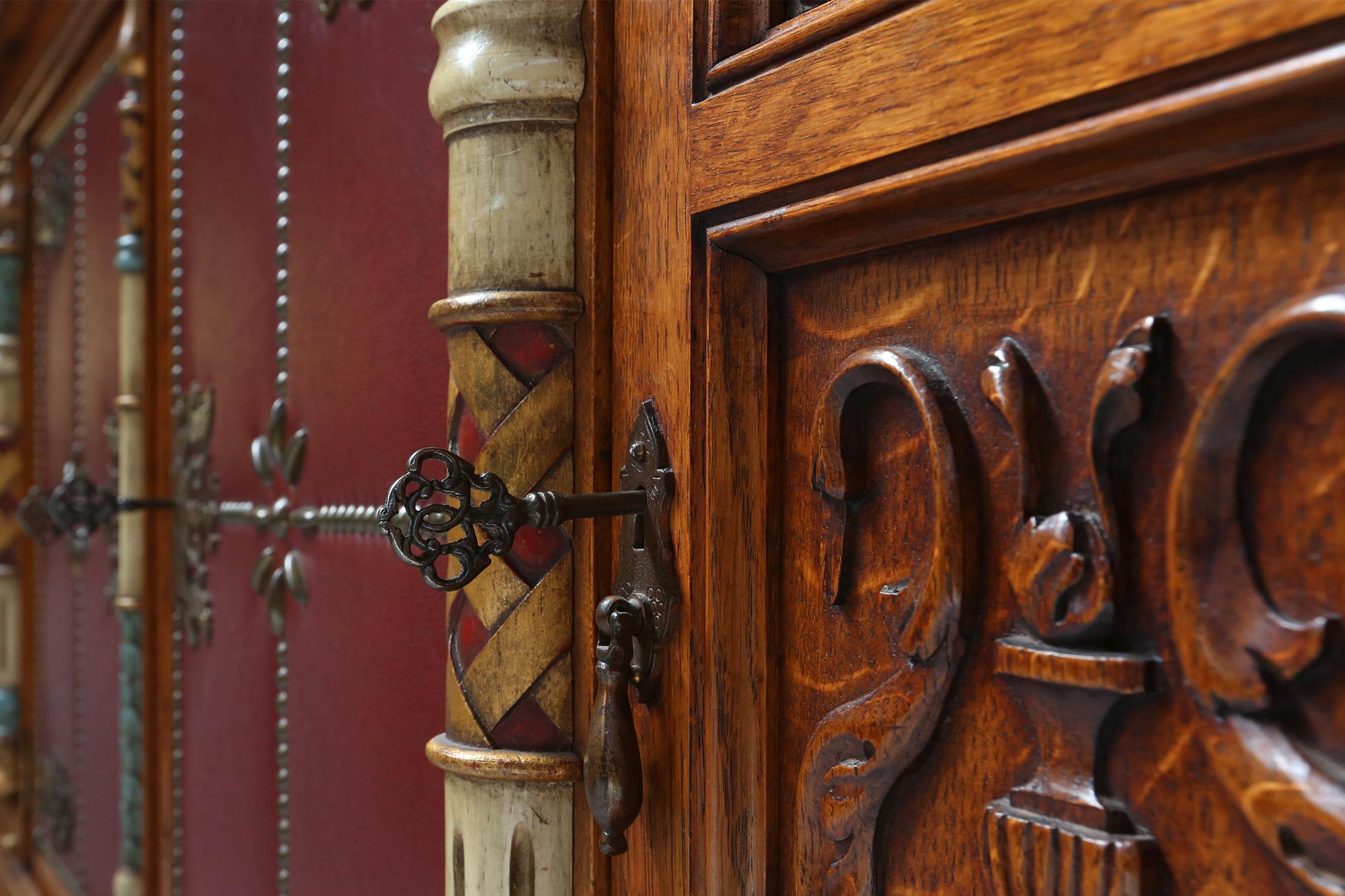 Credenza intagliata in stile barocco del XX secolo, Spagna 1950 ca. In condizioni buone in vendita a Meulebeke, BE