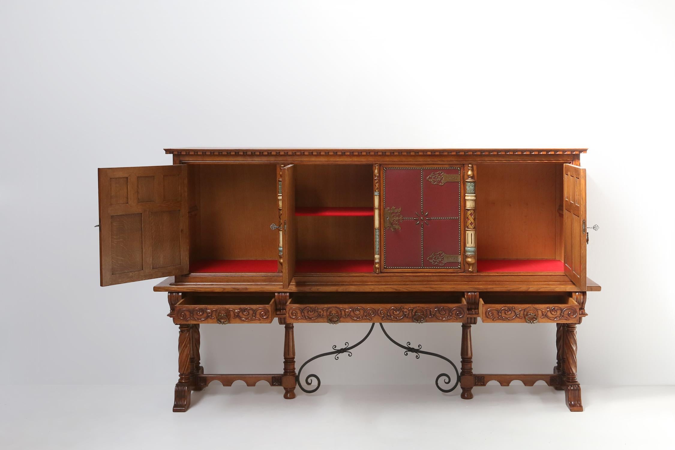 Metà XX secolo Credenza intagliata in stile barocco del XX secolo, Spagna 1950 ca. in vendita