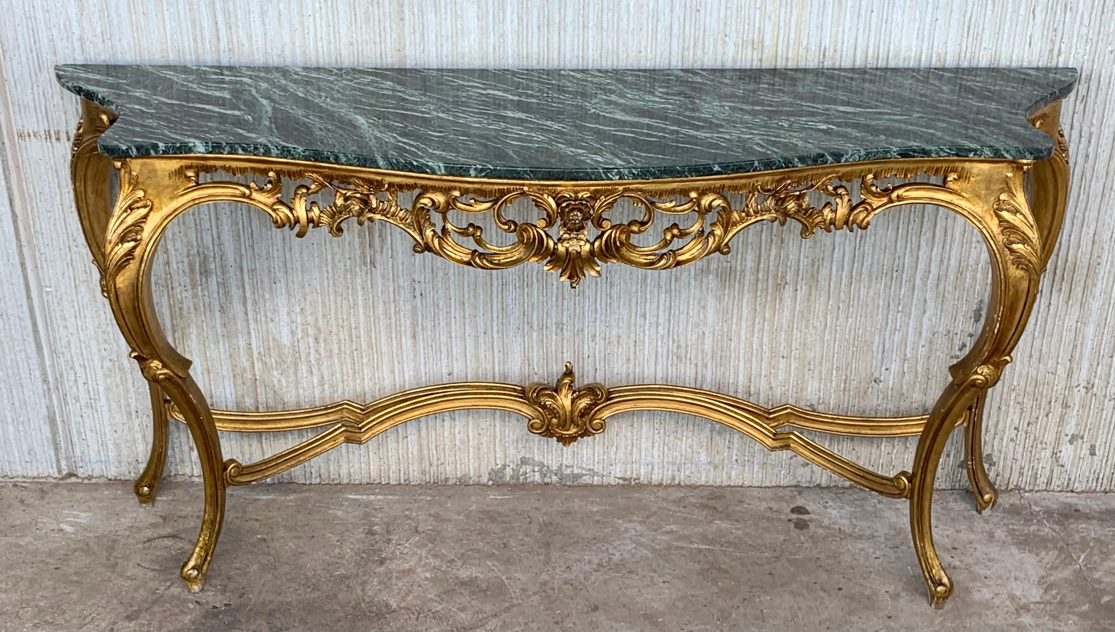 Néo-baroque Table console de style baroque du XXe siècle en noyer sculpté, bronze doré et marbre vert en vente