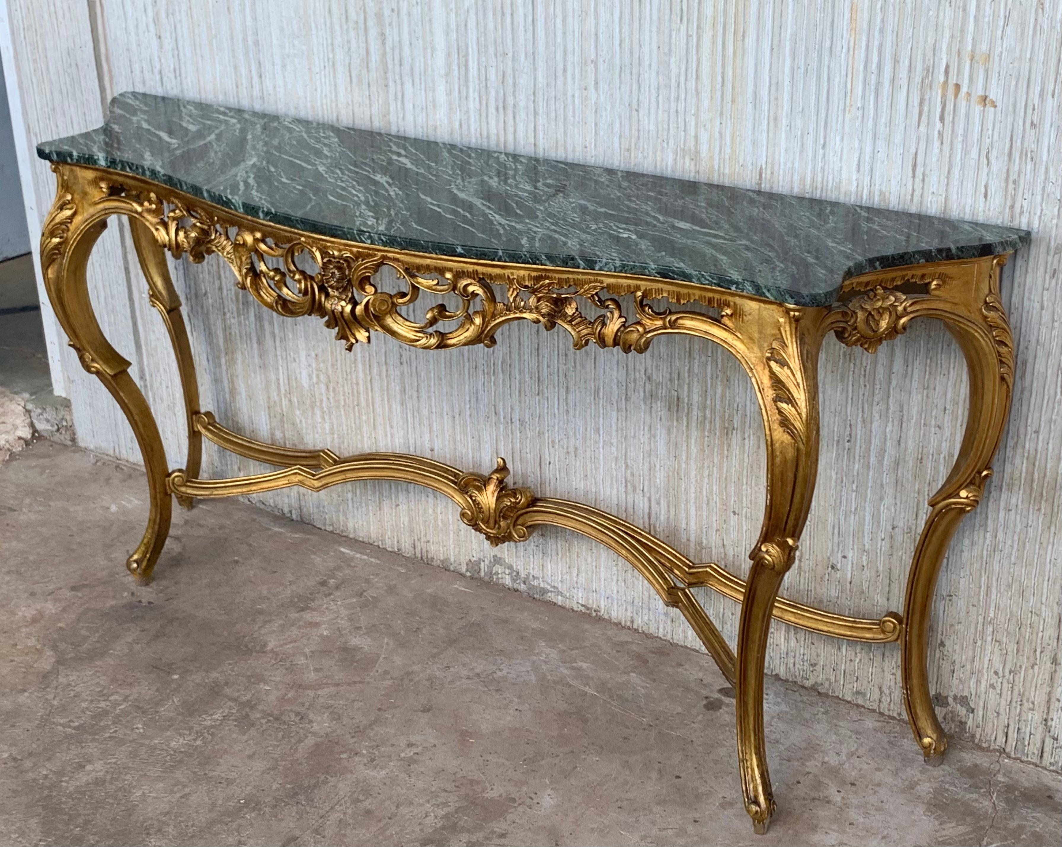 Espagnol Table console de style baroque du XXe siècle en noyer sculpté, bronze doré et marbre vert en vente