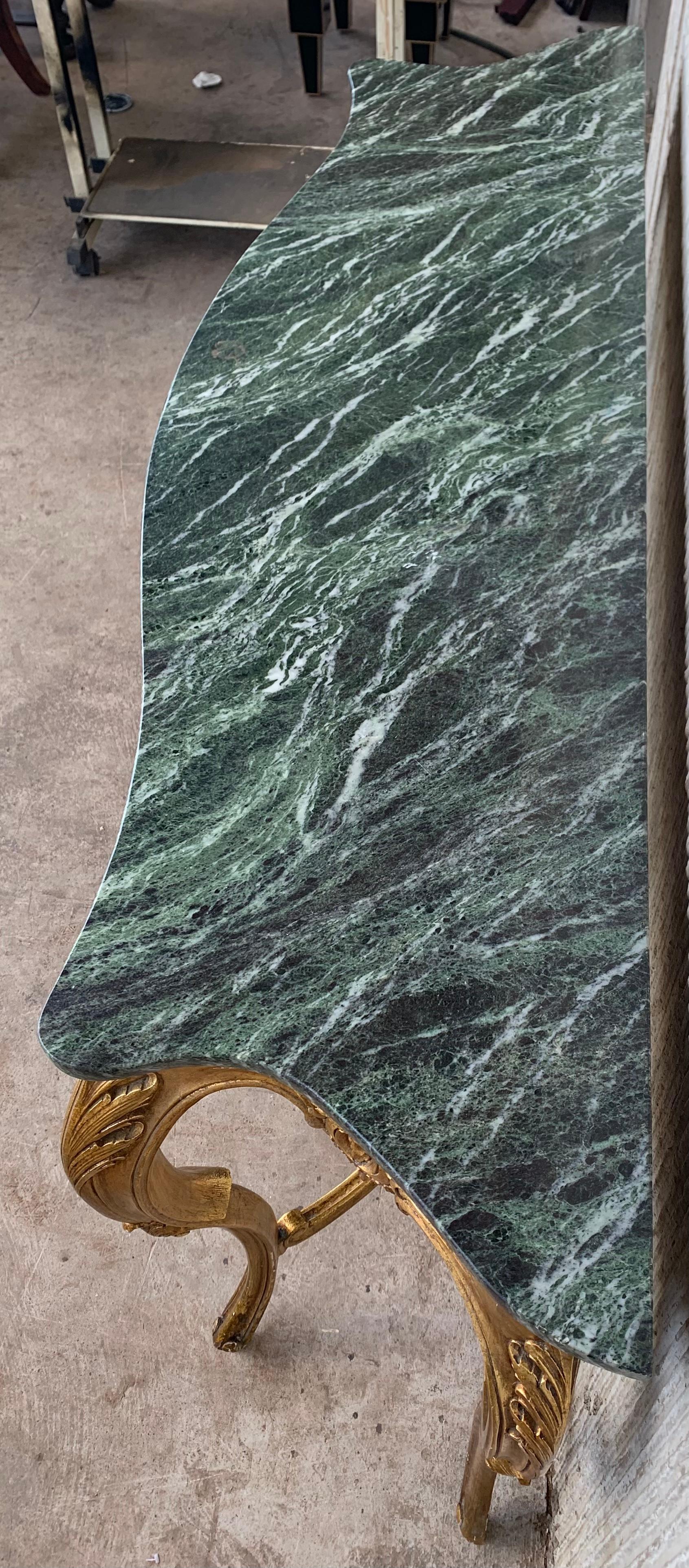 Konsolentisch aus geschnitztem Walnussholz, Goldbronze und grünem Marmor im Barockstil des 20. Jahrhunderts im Zustand „Gut“ im Angebot in Miami, FL