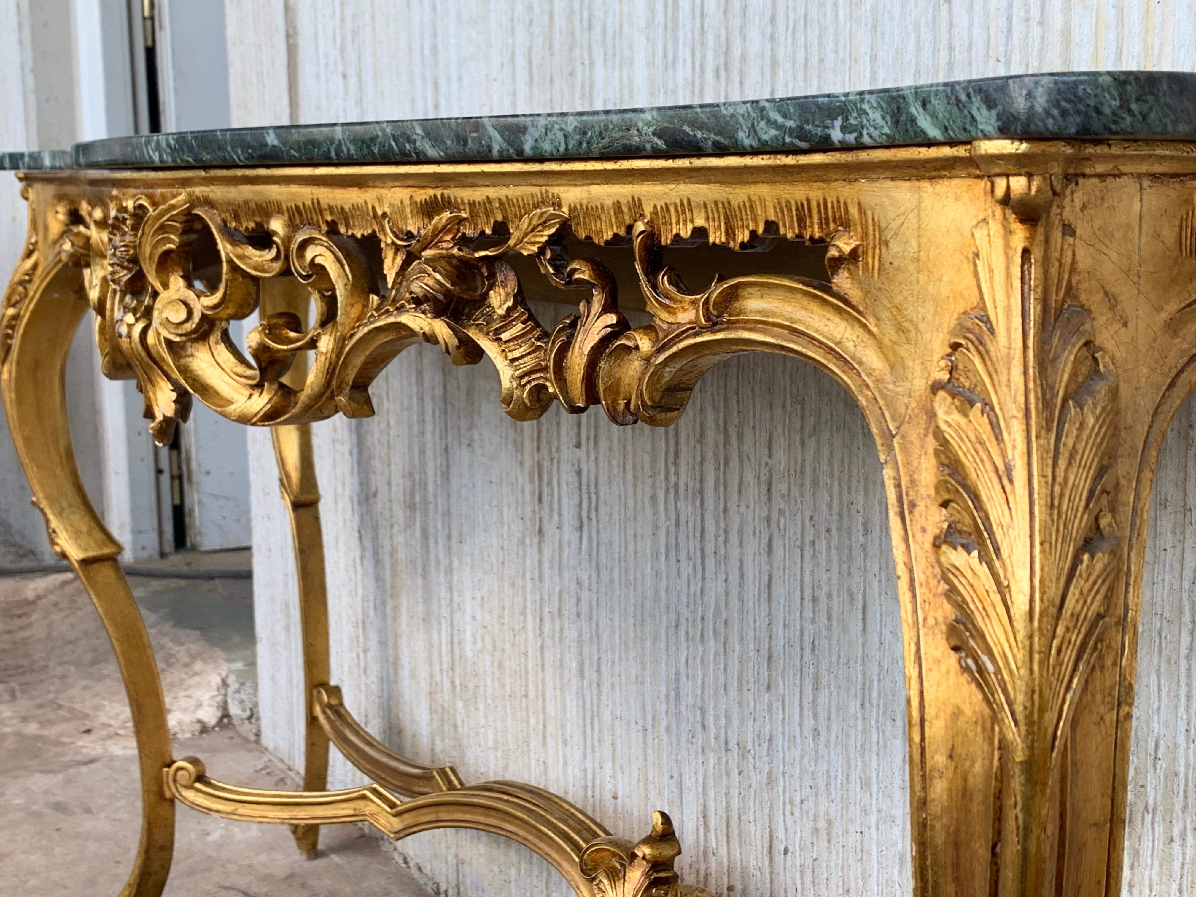 20ième siècle Table console de style baroque du XXe siècle en noyer sculpté, bronze doré et marbre vert en vente