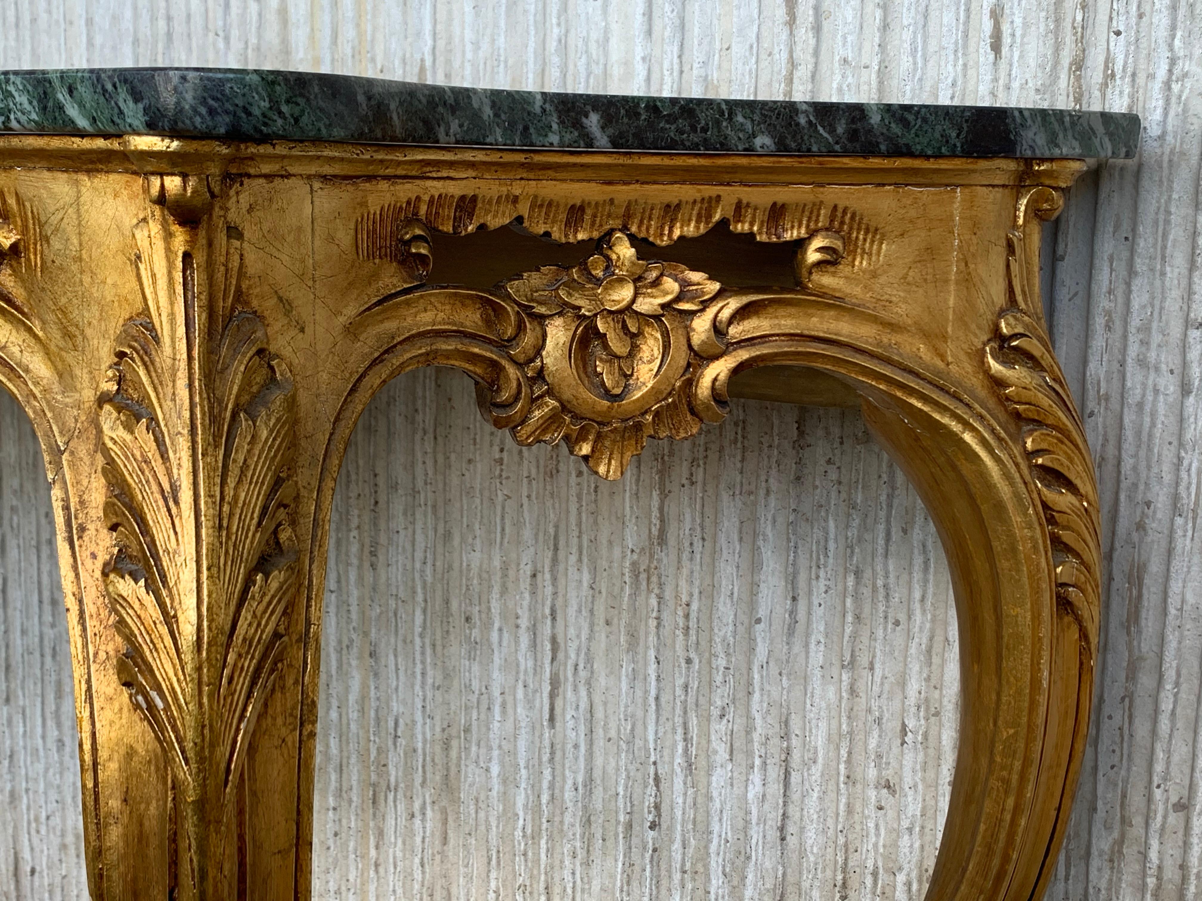 Marbre Table console de style baroque du XXe siècle en noyer sculpté, bronze doré et marbre vert en vente