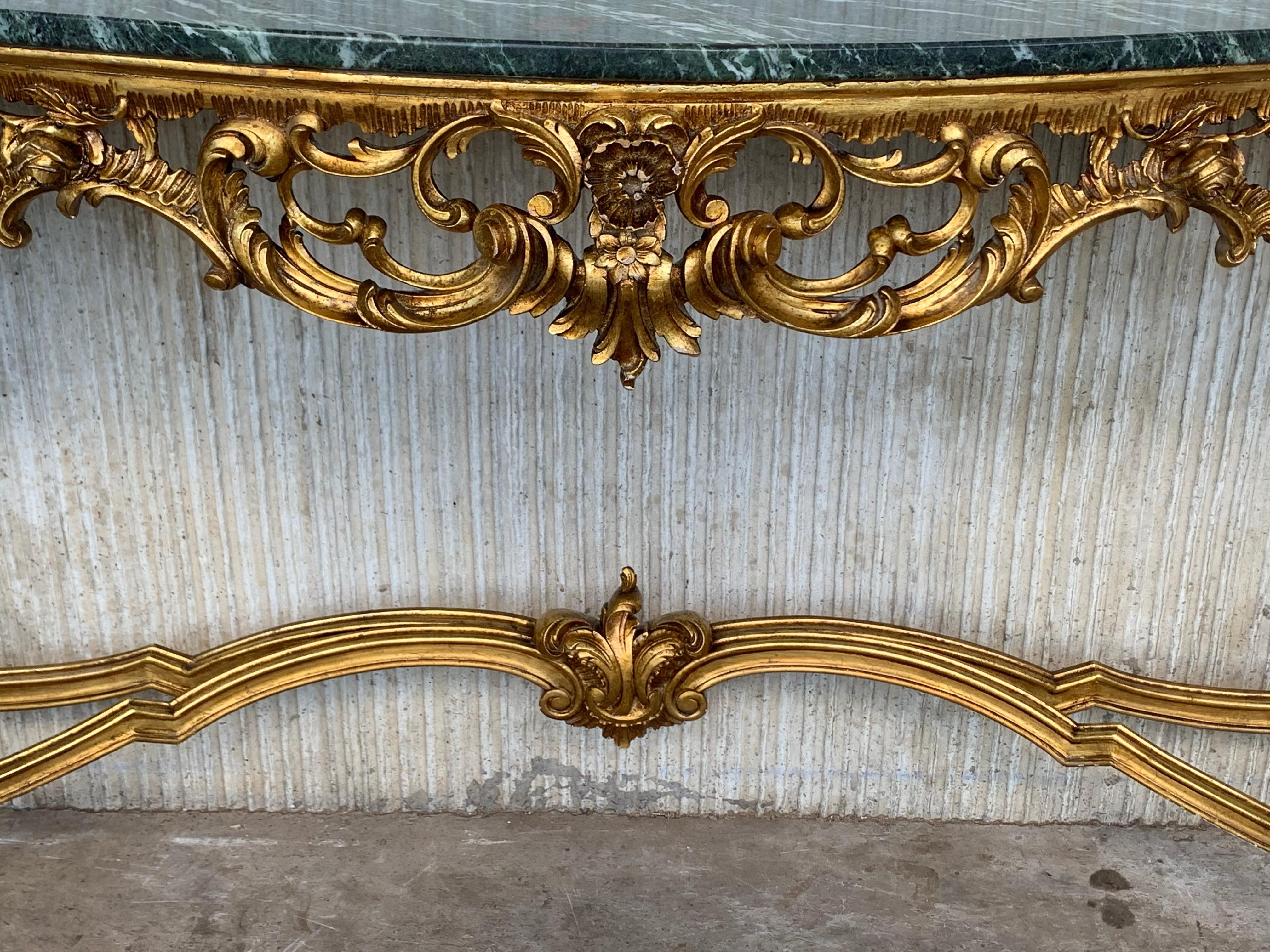 Table console de style baroque du XXe siècle en noyer sculpté, bronze doré et marbre vert en vente 1