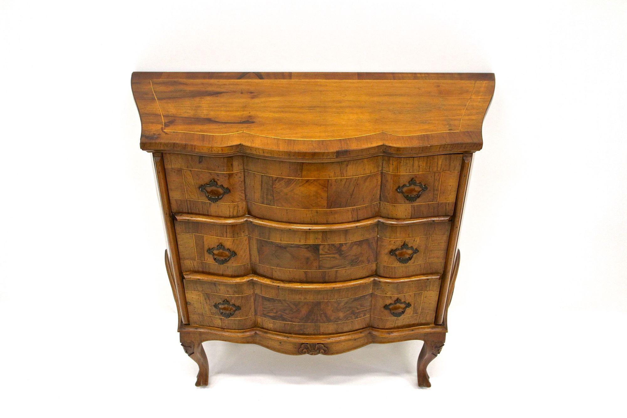 Kommode im Barockstil des 20. Jahrhunderts, Italien ca. 1940 (Intarsie) im Angebot