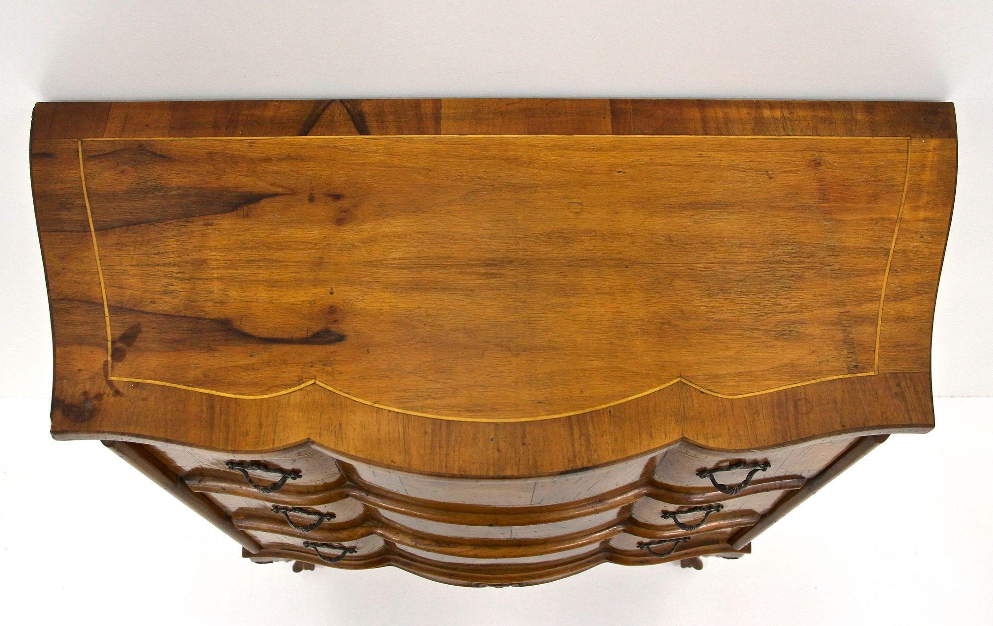Kommode im Barockstil des 20. Jahrhunderts, Italien ca. 1940 im Zustand „Gut“ im Angebot in Lichtenberg, AT