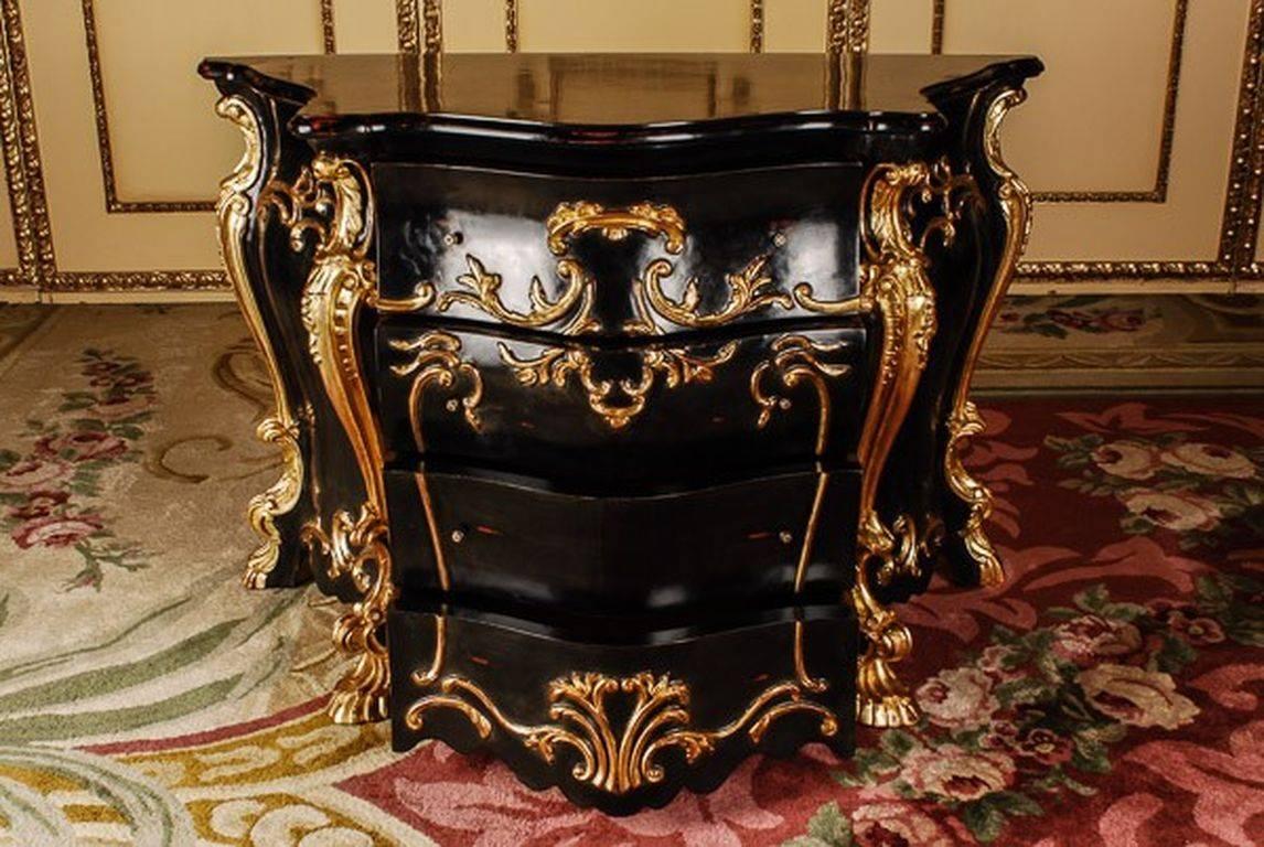 Lovely Baroque commode in 18th century style. Solid, finely carved beechwood. Ebonized and gilded. 

(D-Aas-2).