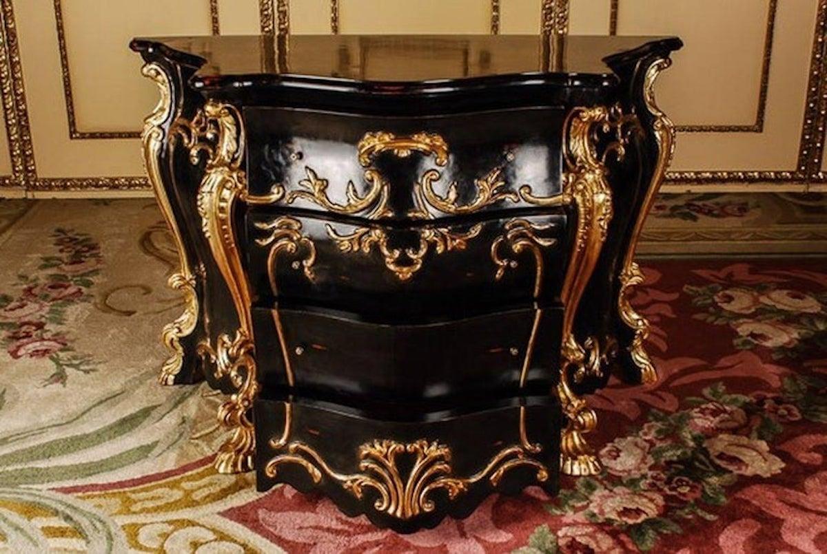 Graziosa commode barocca in stile 18° secolo. Solido legno di faggio finemente intagliato. Ebanizzato e dorato. 
