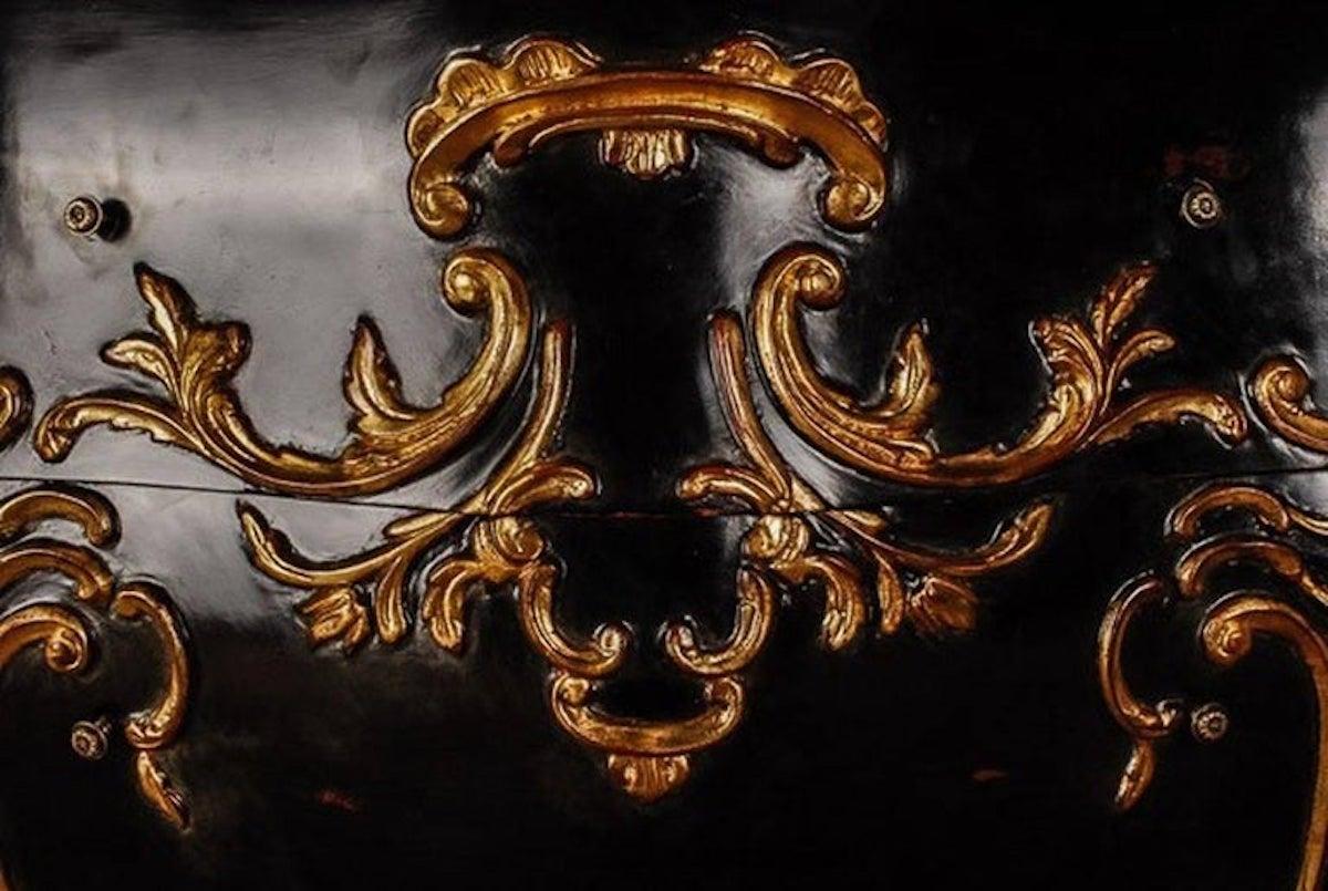 Intagliato a mano 20° secolo, Commode in stile barocco in vendita