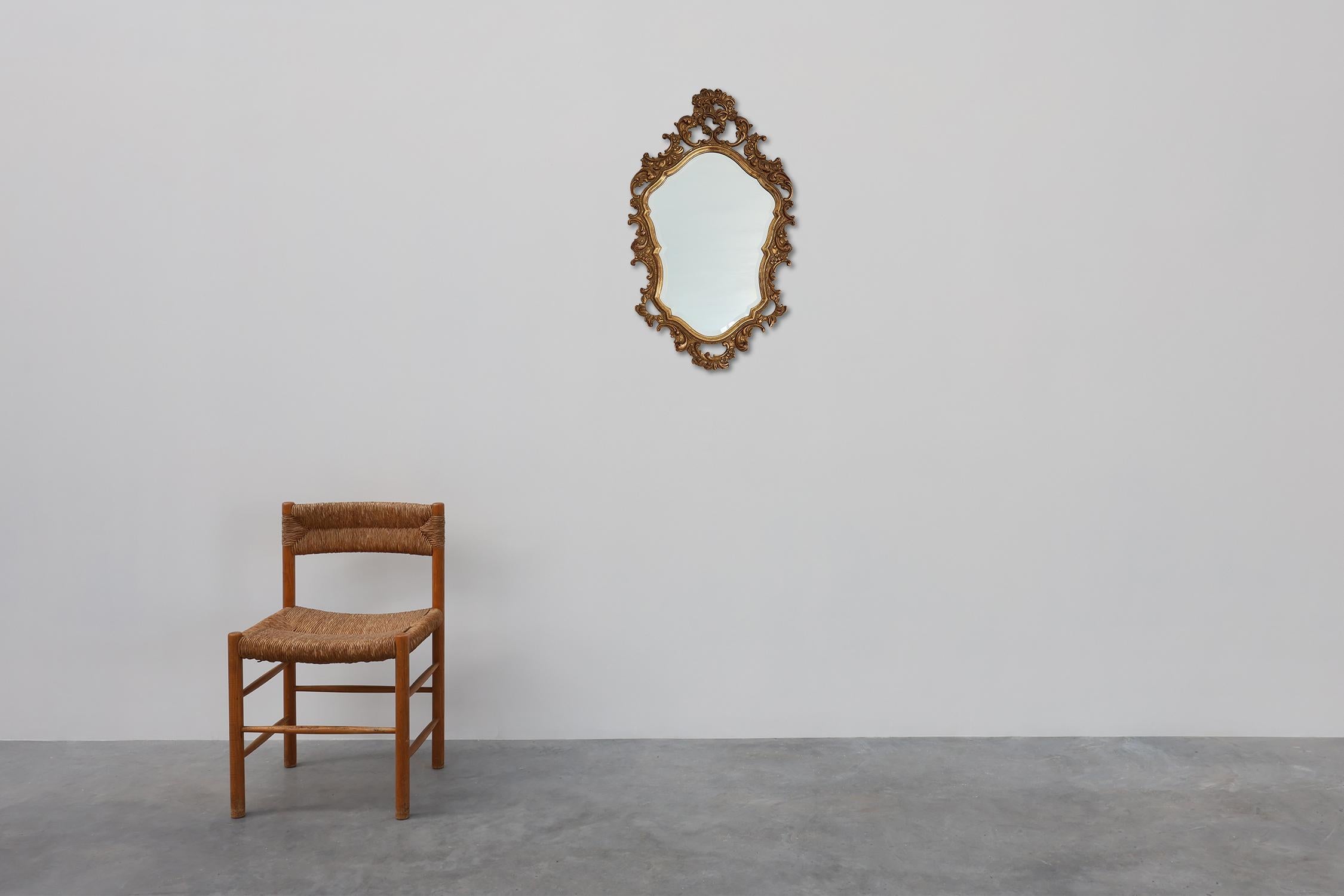 Francia / 1950 / Specchio / resina, legno / Barocco / Metà secolo / vintage 

Un bellissimo specchio ovale dorato con piastra a specchio a taglio sfaccettato in stile rococò o barocco con stemma classico. Questo specchio classico, lussuoso e