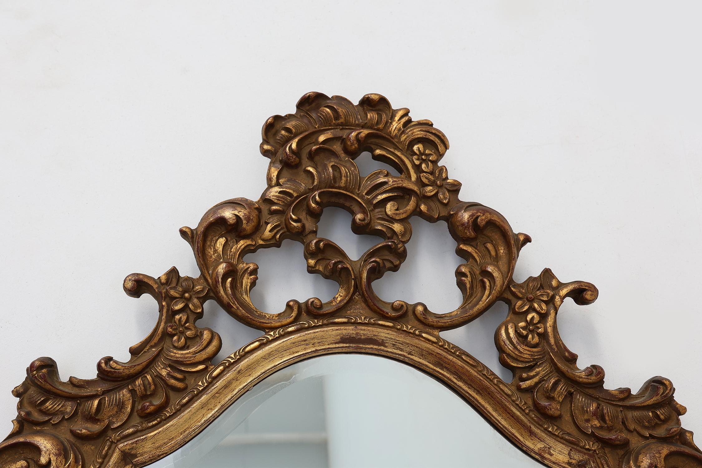 Neobarocco Specchio ovale dorato in resina e legno del XX secolo, Francia in vendita