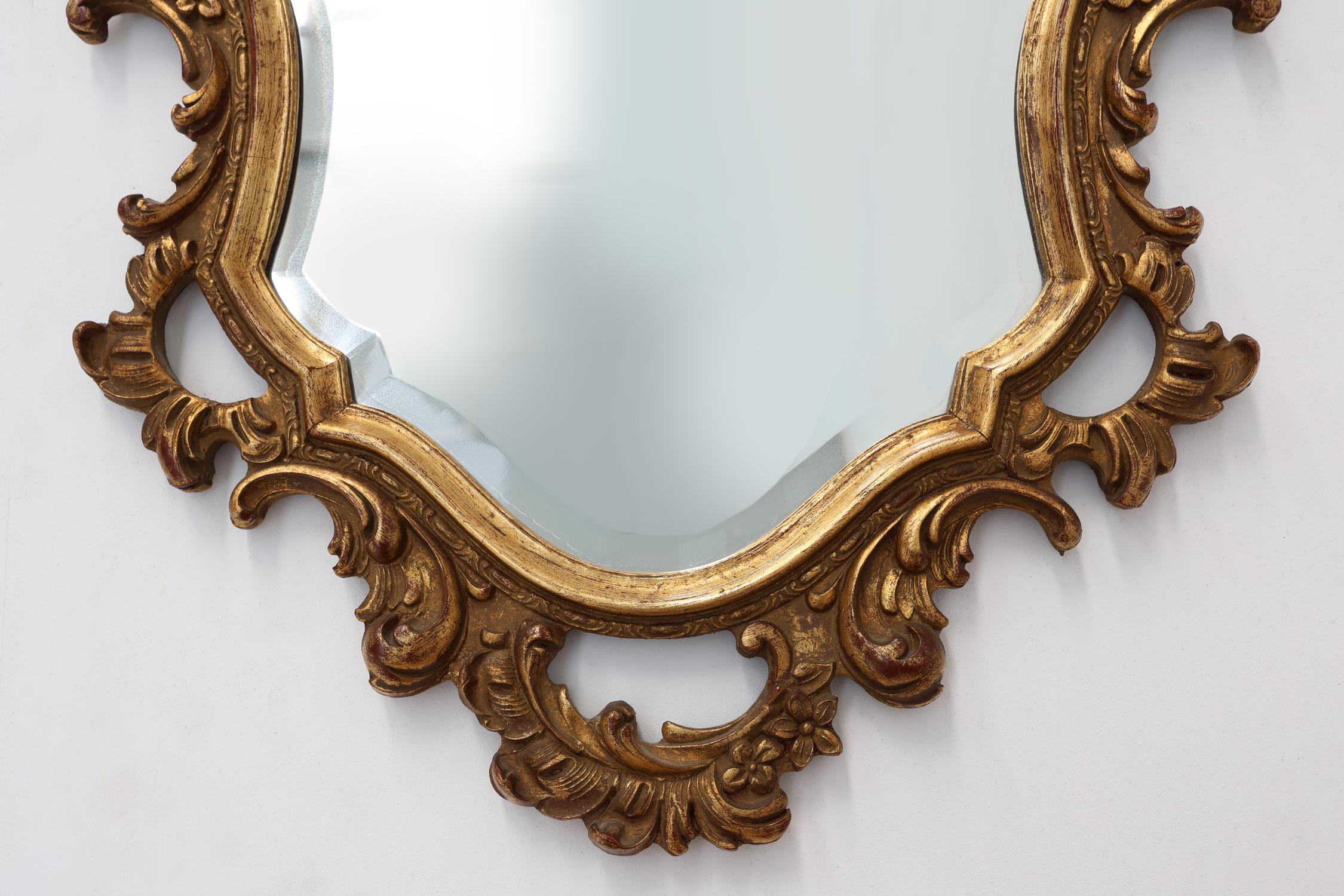 Francese Specchio ovale dorato in resina e legno del XX secolo, Francia in vendita