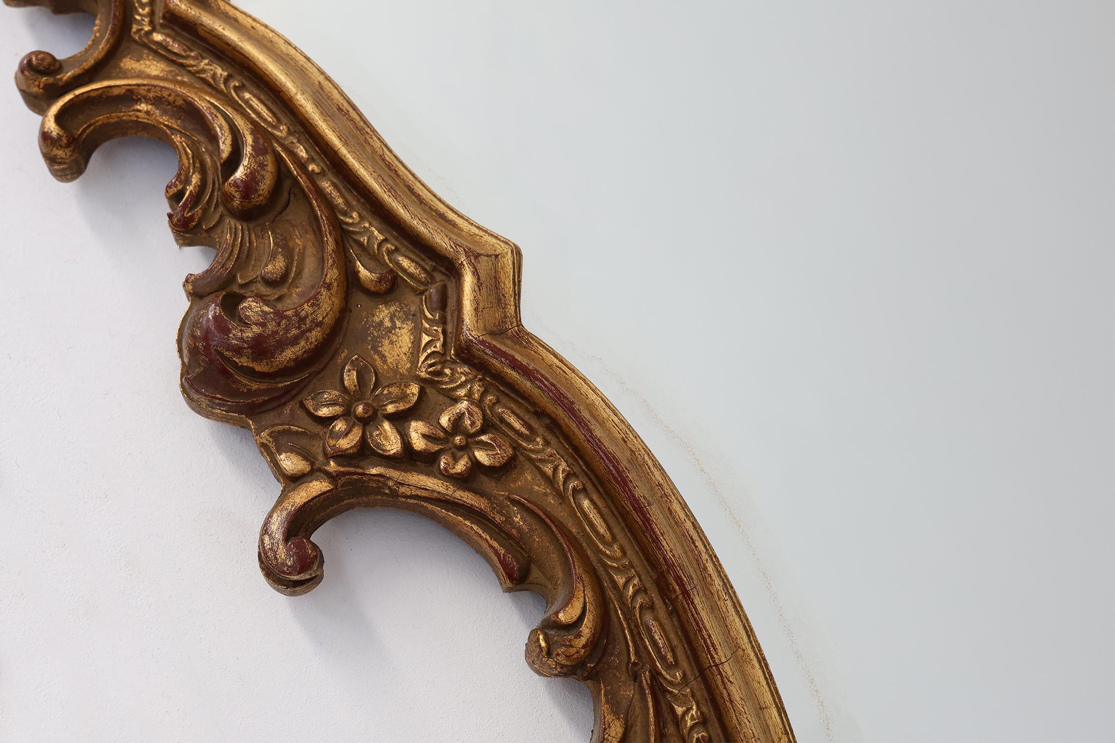 Specchio ovale dorato in resina e legno del XX secolo, Francia In condizioni buone in vendita a Meulebeke, BE