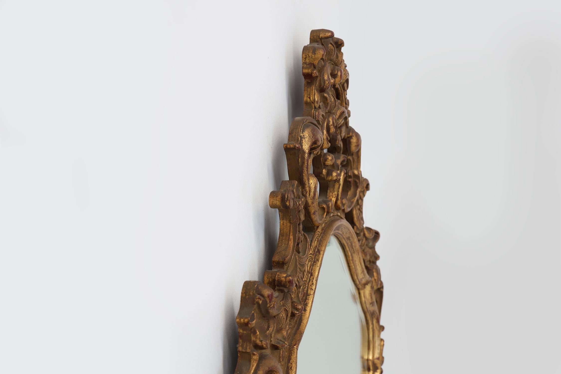 Specchio ovale dorato in resina e legno del XX secolo, Francia in vendita 1