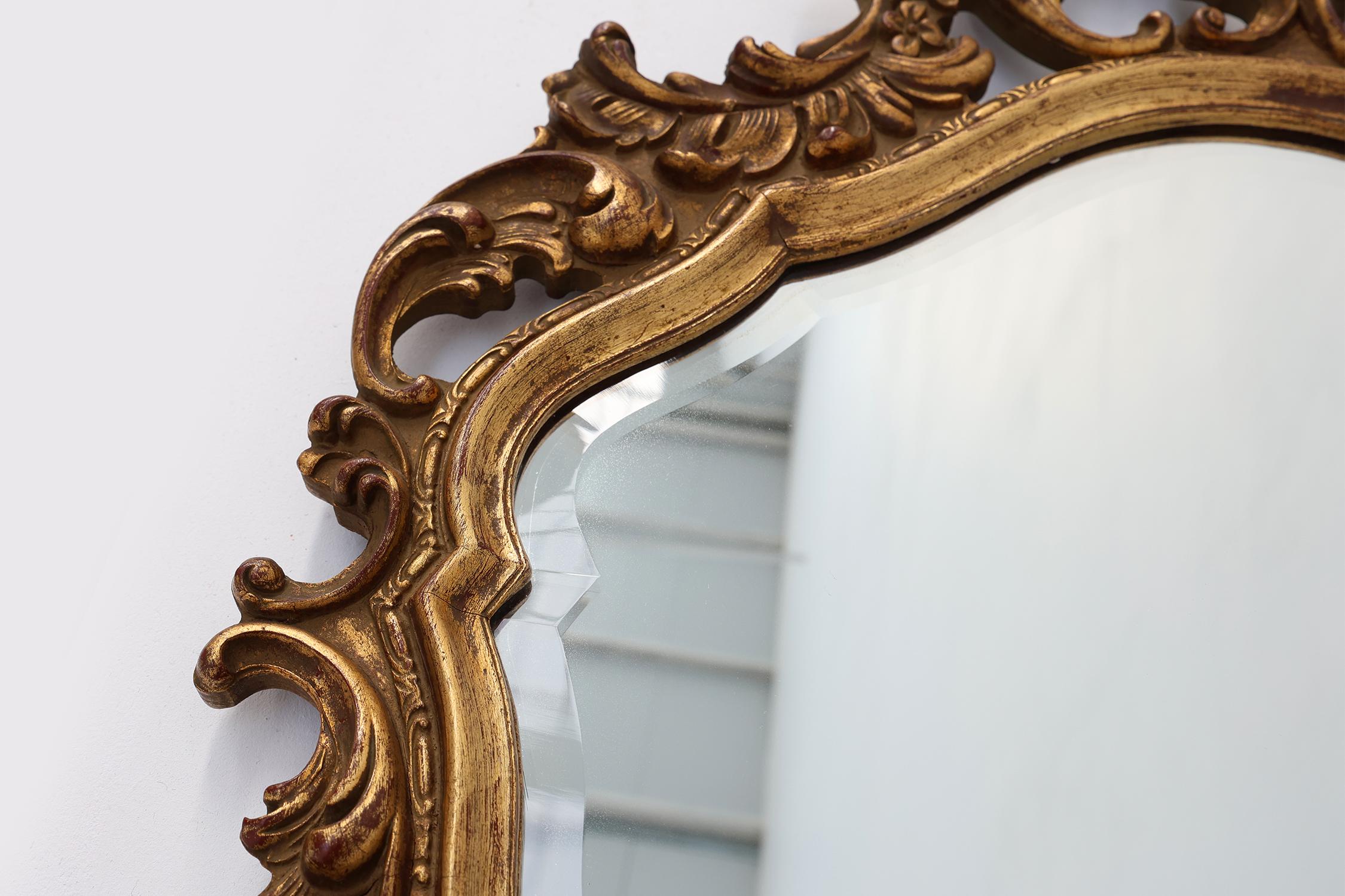 Specchio ovale dorato in resina e legno del XX secolo, Francia in vendita 2