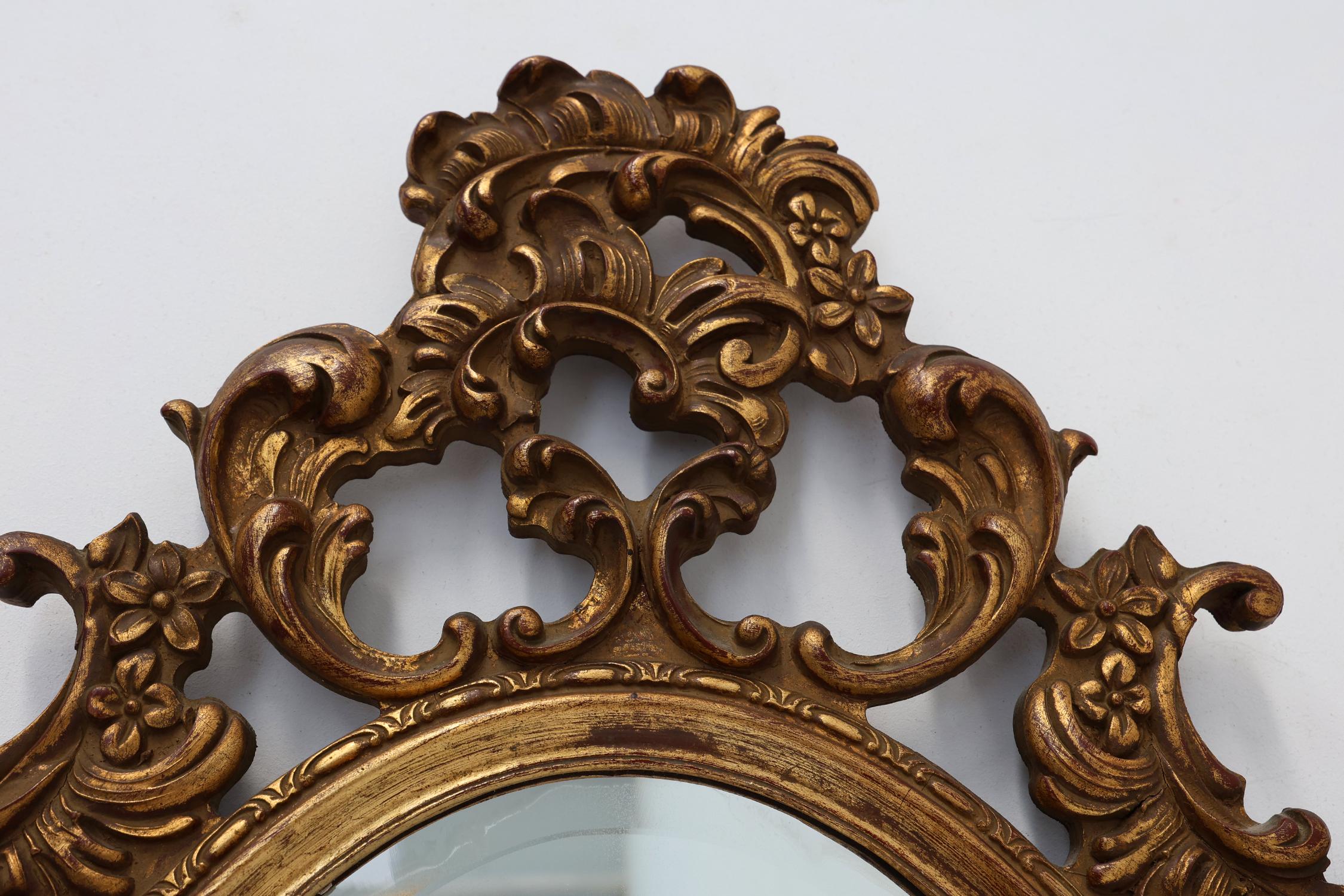 Specchio ovale dorato in resina e legno del XX secolo, Francia in vendita 3