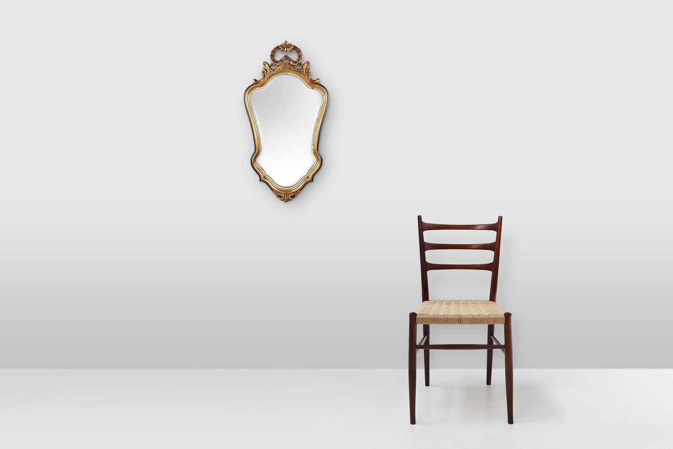 Belgio / 1950 / Specchio / legno, specchio / Antico / Barocco / Mid Century / Vintage

Specchio ovale d'epoca del Belgio con cornice in stile barocco. Questo bellissimo pezzo ha uno specchio con bordi smussati e una cornice in legno dorato. La
