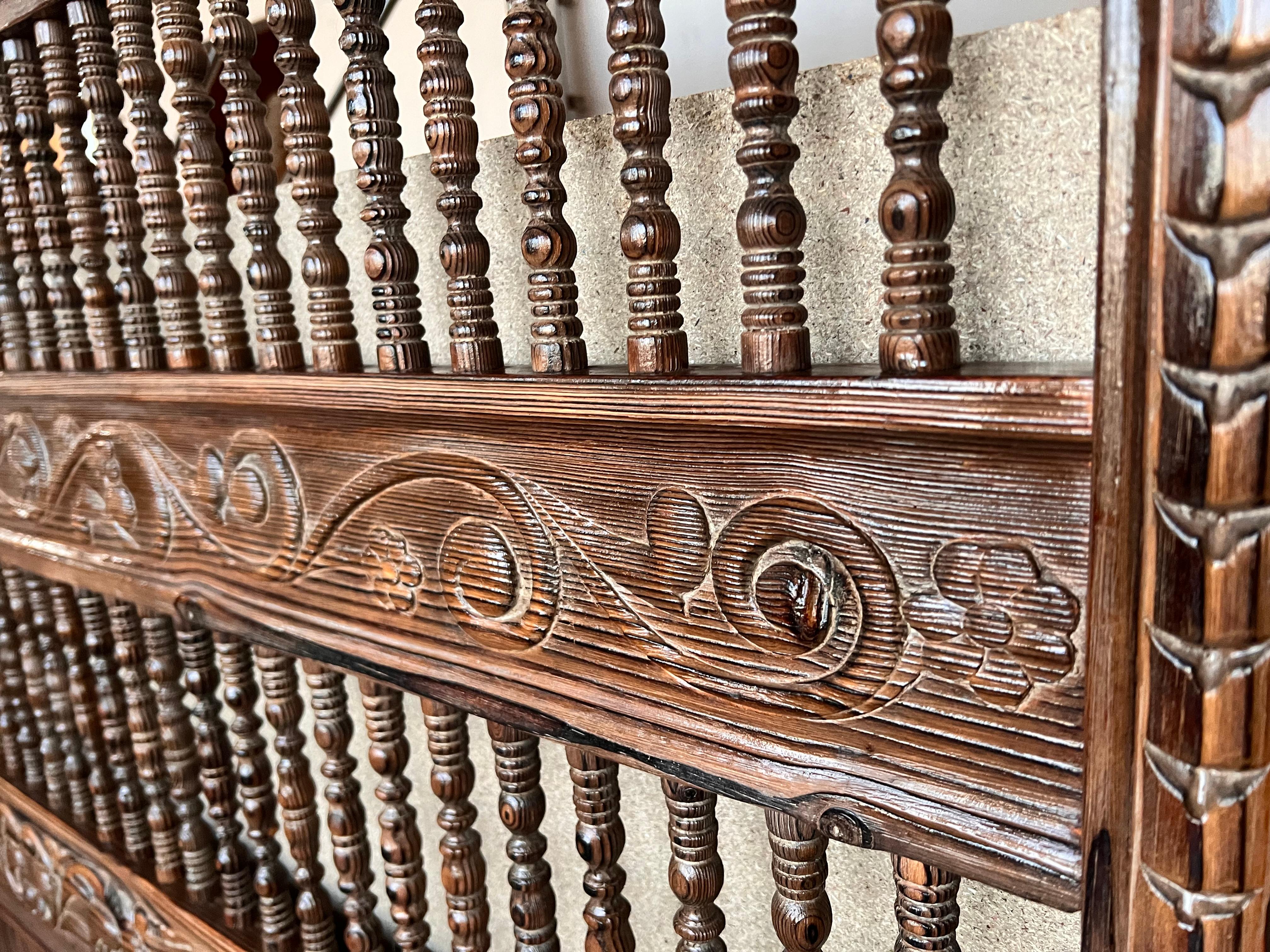 20th Century Baroque Style Queen Size Headboard in Carved Wood In Good Condition For Sale In Miami, FL