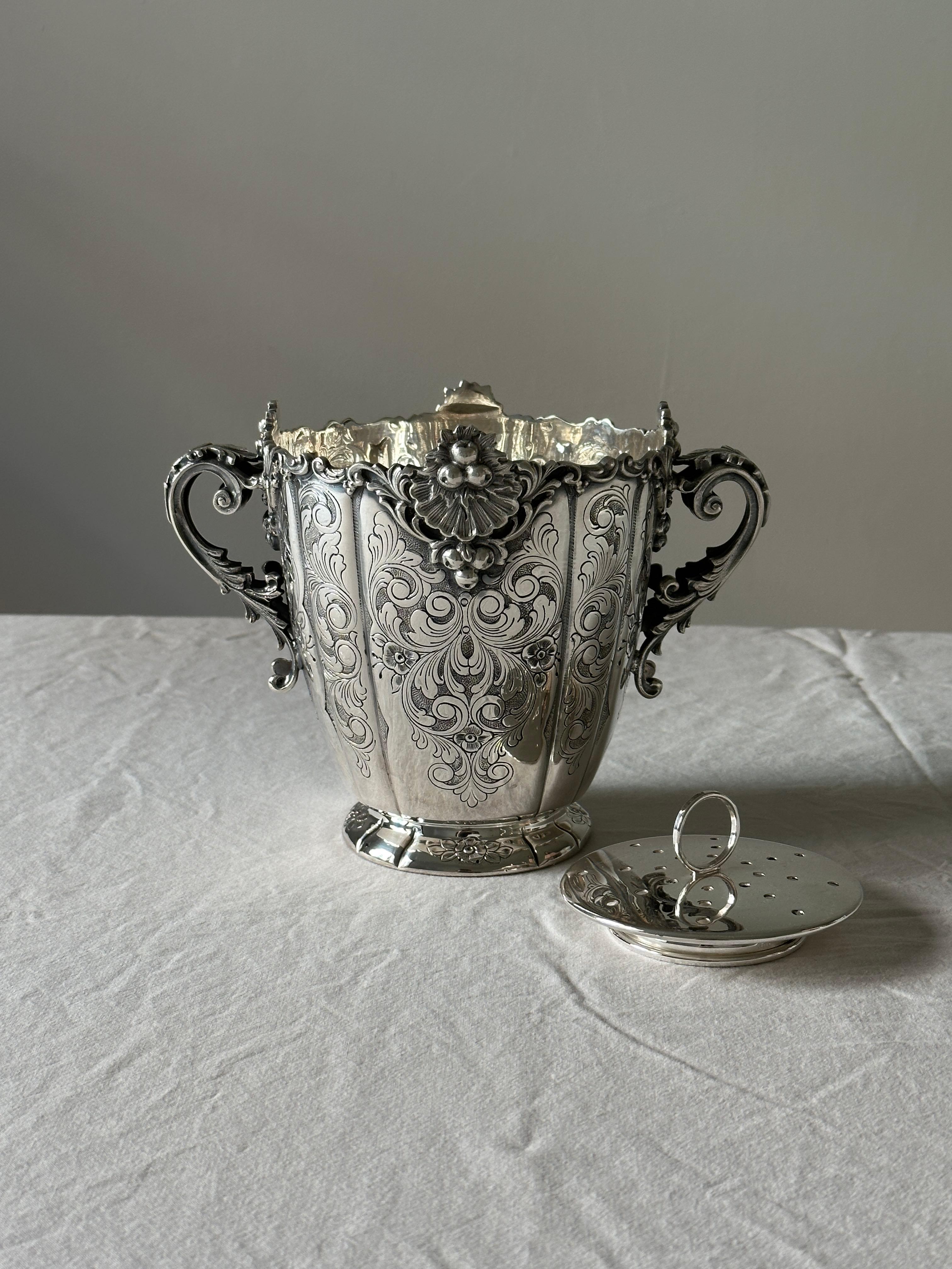 An Ilario Pradella repoussé sterling silver ice bucket, Milan, late 20th century (1960/69). Pradella was known for his exceptional work with Buccellati. Stamped on underside 988 grams.
