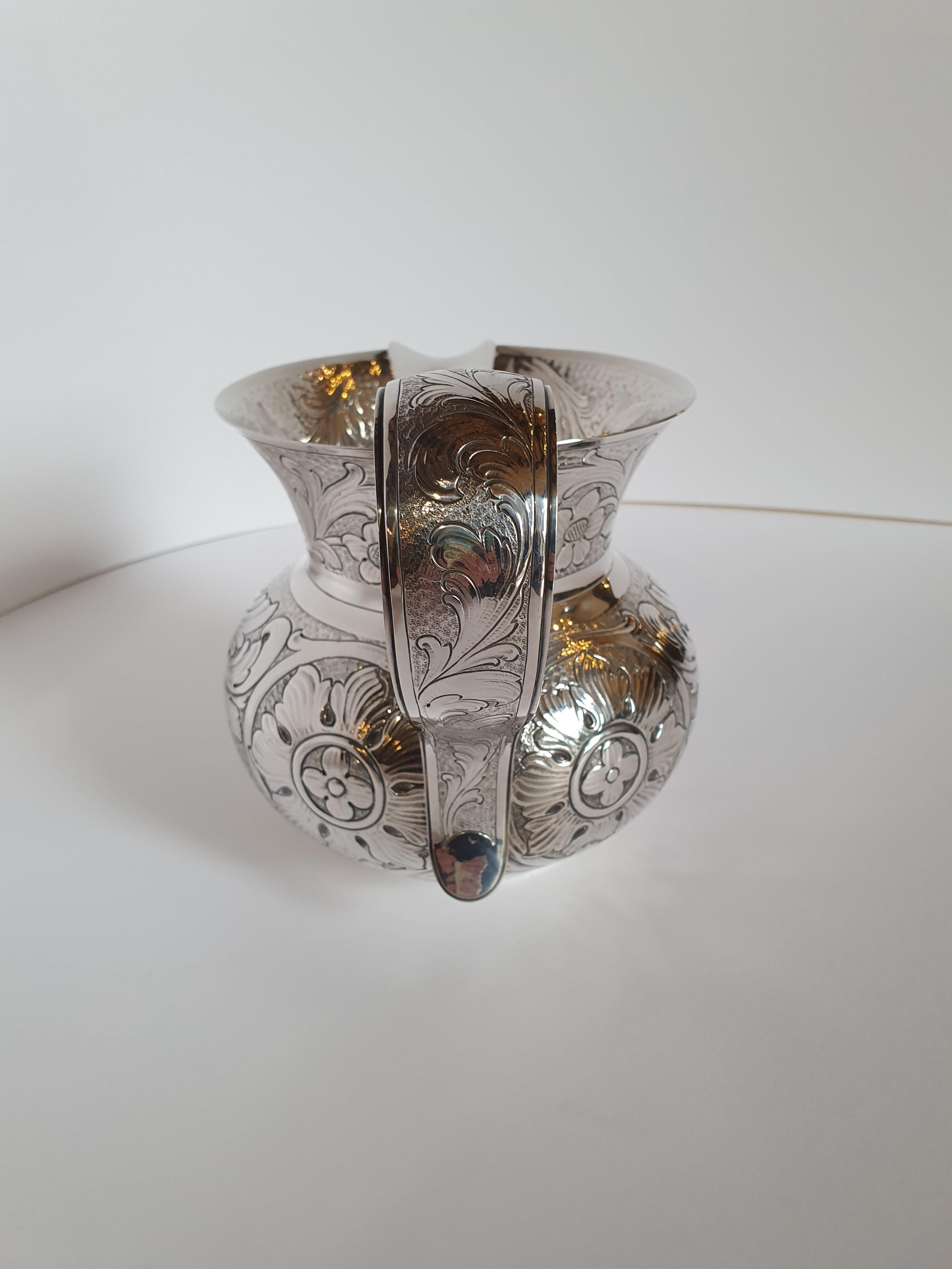 Wunderschöner handgefertigter Wasserkrug aus Sterlingsilber, inspiriert von einem Stück aus der Sammlung des Museo Poldi Pezzoli in Mailand.
Die unvergleichliche Meißelarbeit gibt das für das 17. Jahrhundert typische Motiv mit Blättern und Blumen