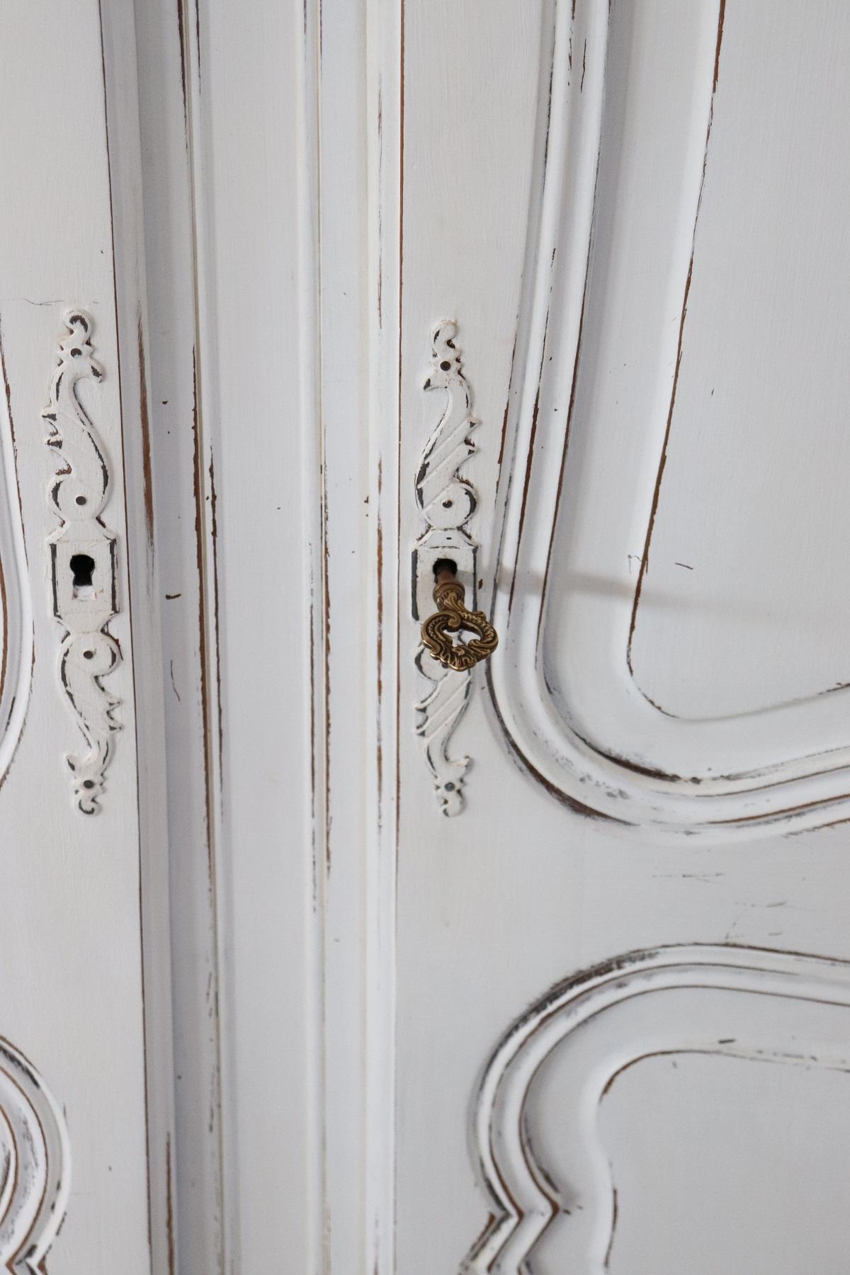 20th Century Baroque Style White Lacquered Wood Wardrobe or Armoire In Good Condition In Casale Monferrato, IT