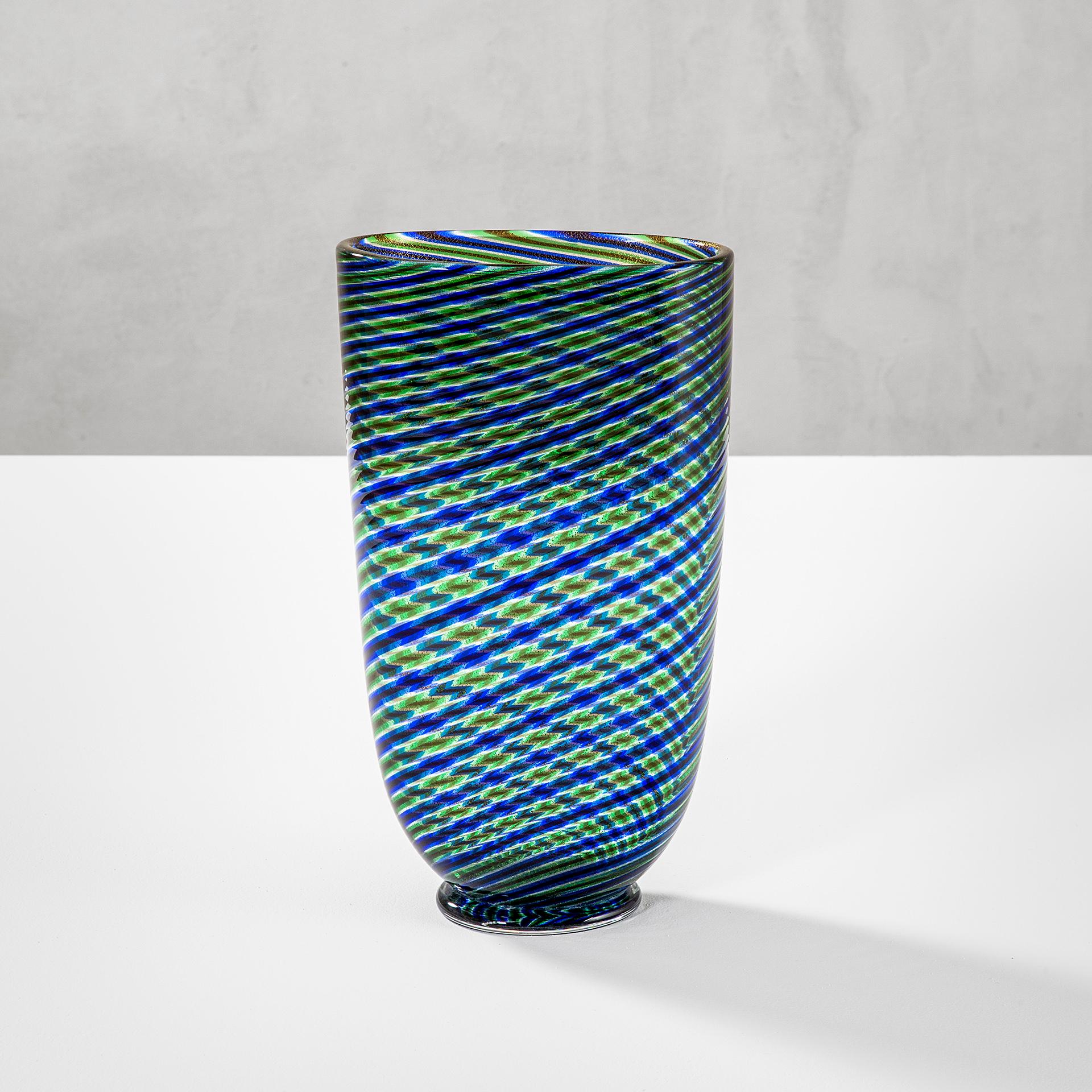 Magnifique vase conçu dans les années 60 par l'un des plus importants fabricants Barovier & Toso, expert de l'art du verre de Murano. 
Le vase a une forme cilindrique, et il a un décor spécial appelé en italien 