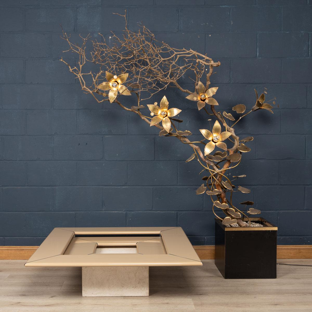 Un tavolino B&B Italia disegnato da Paolo Piva, realizzato in Italia intorno agli anni '80. Questo elegante tavolino è composto da un piano a due livelli in legno laccato su una base in travertino. Il design ha avuto un successo immediato ed è già