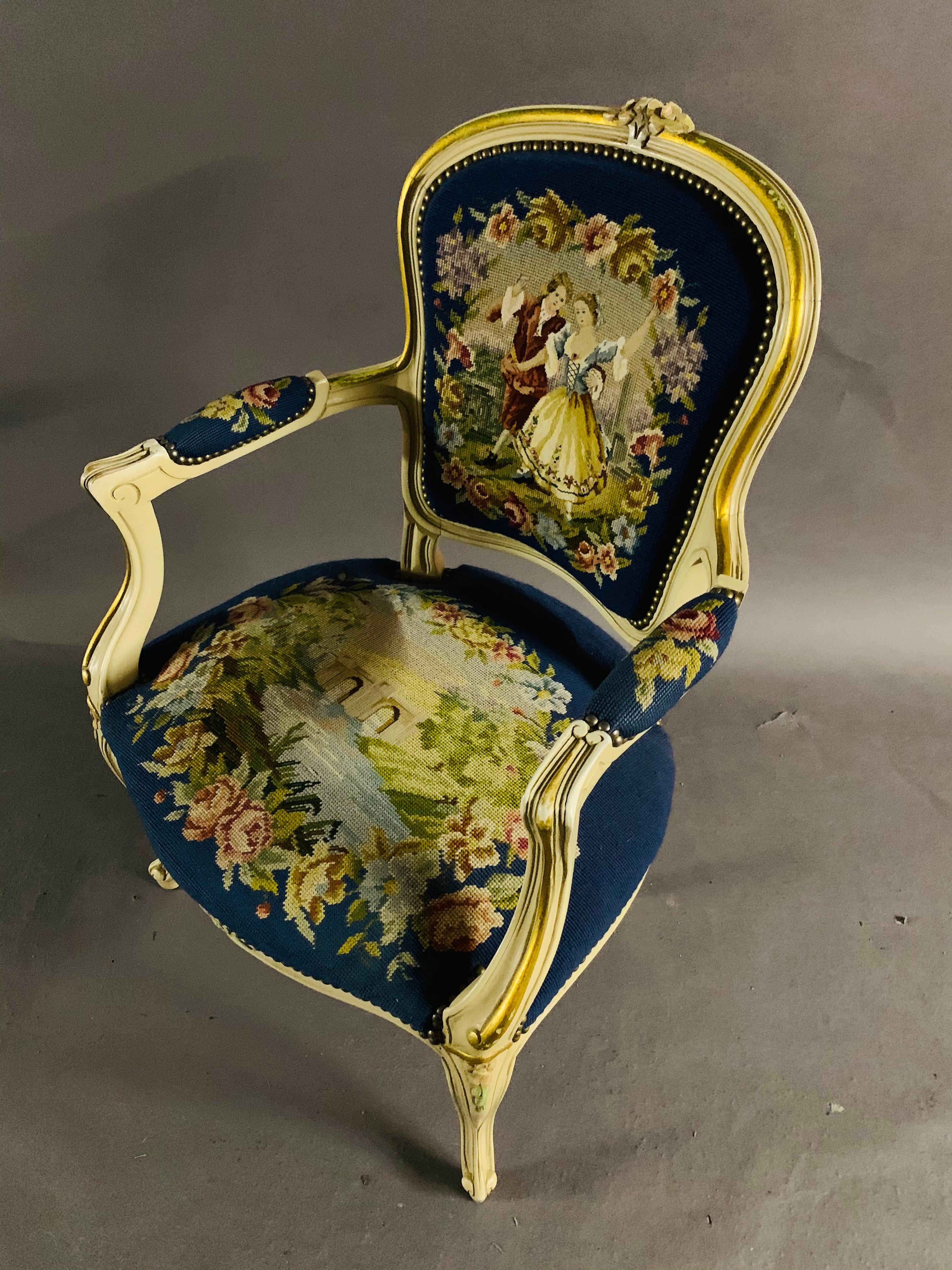 Magnifique fauteuil du XXe siècle de style Louis Quinze avec broderie de tapisserie en vente 4