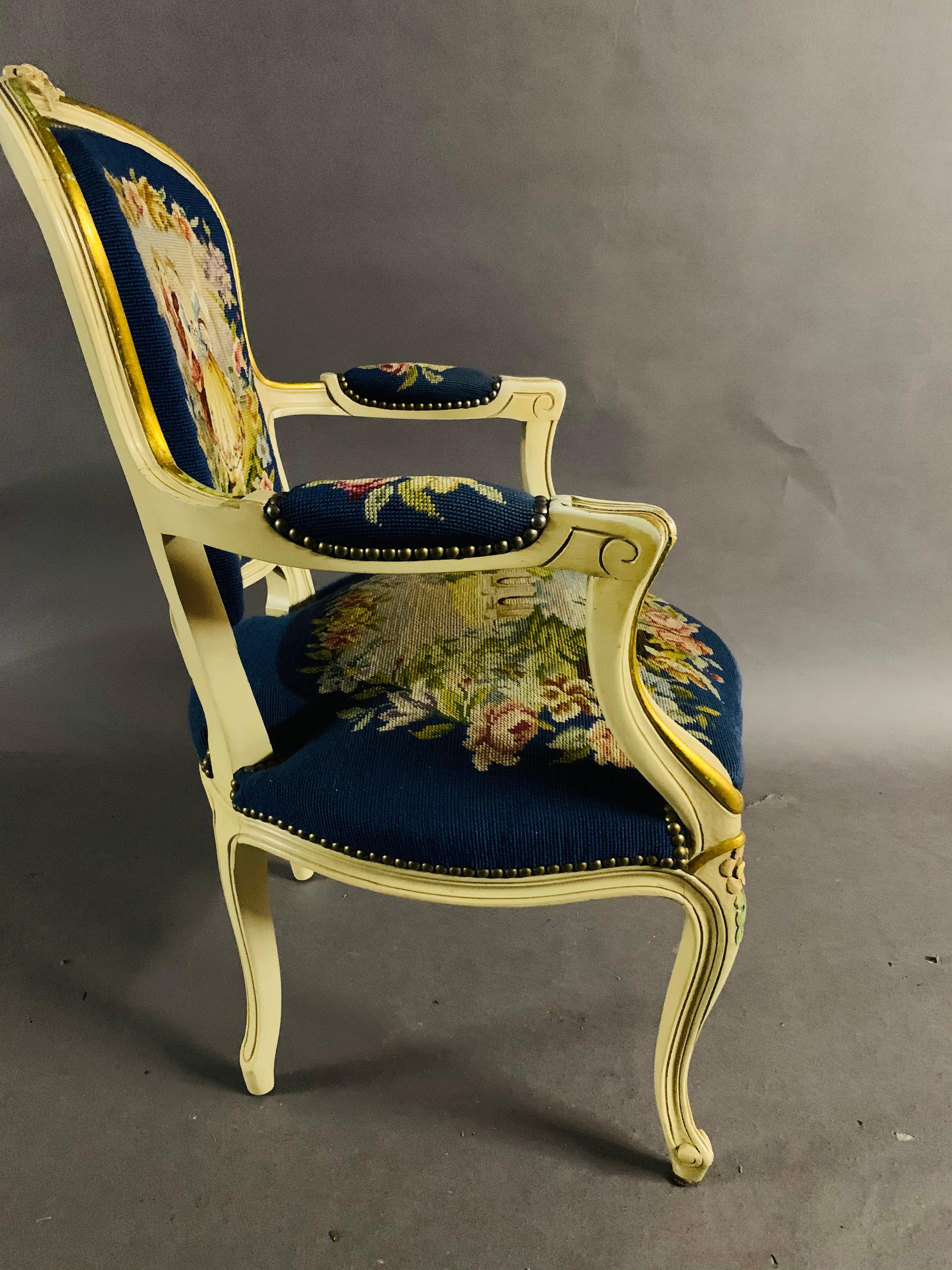 Magnifique fauteuil du XXe siècle de style Louis Quinze avec broderie de tapisserie en vente 8